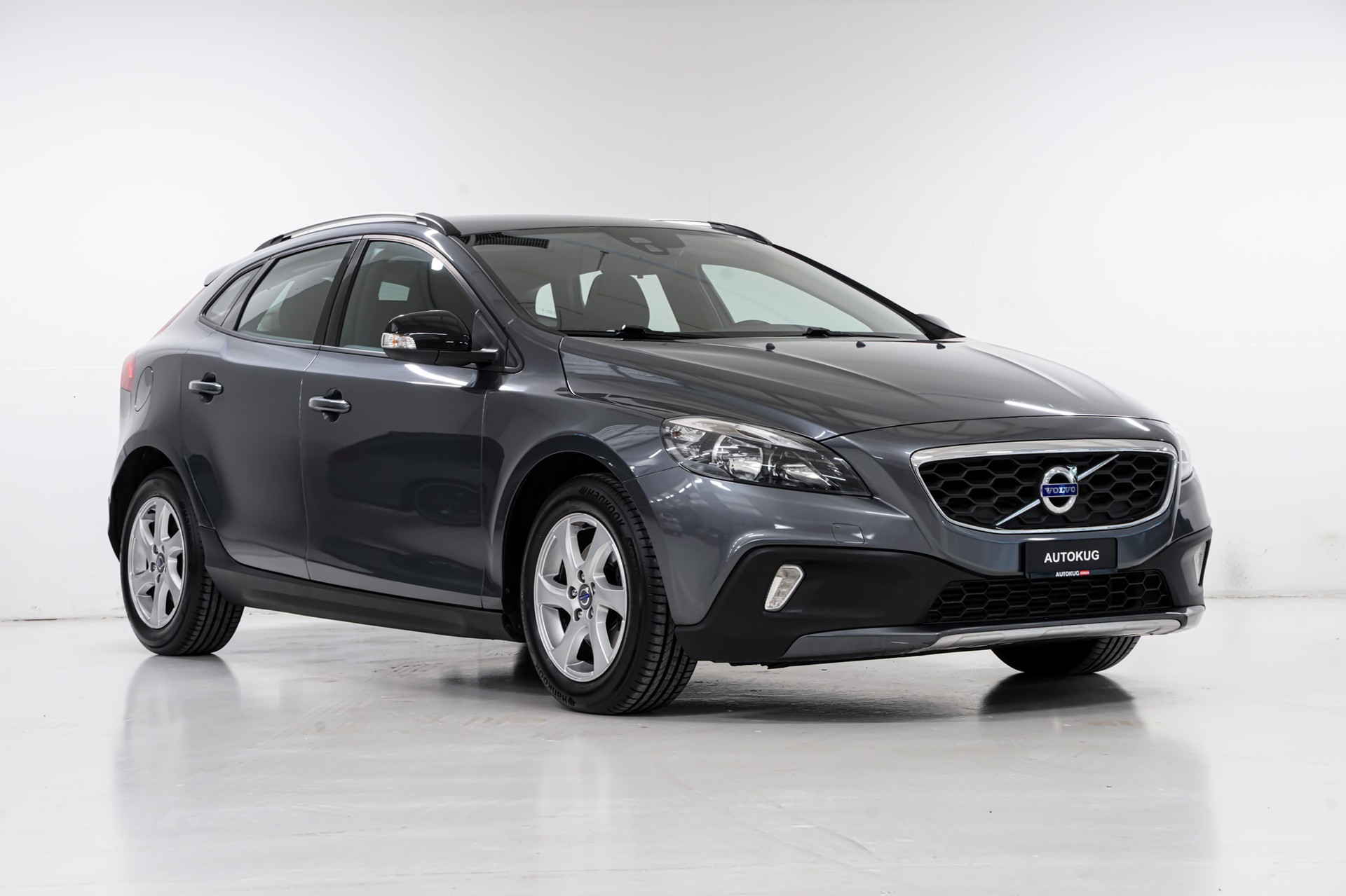VOLVO V40 Cross Country D2 Momentum-image-2