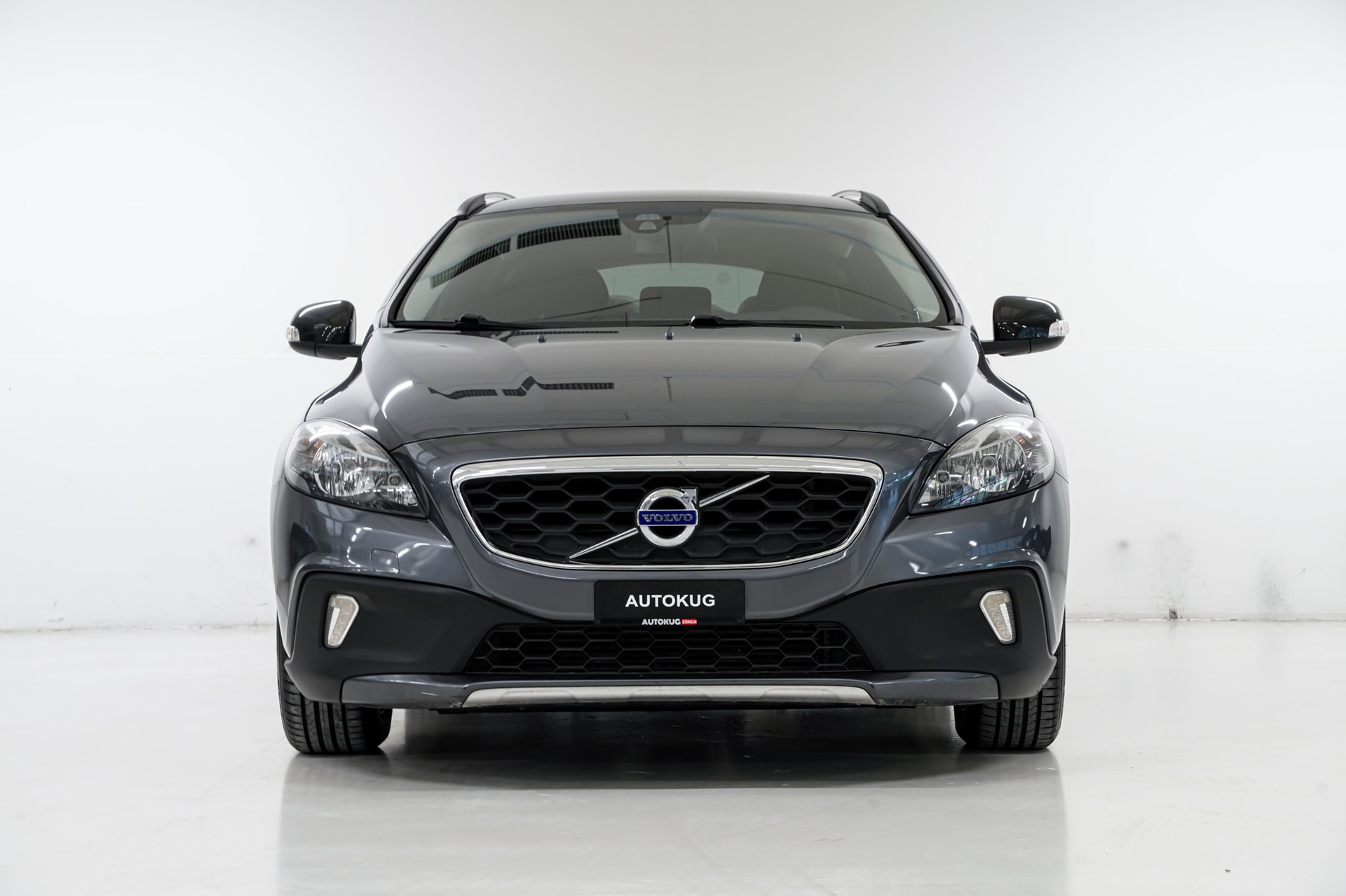 VOLVO V40 Cross Country D2 Momentum-image-1