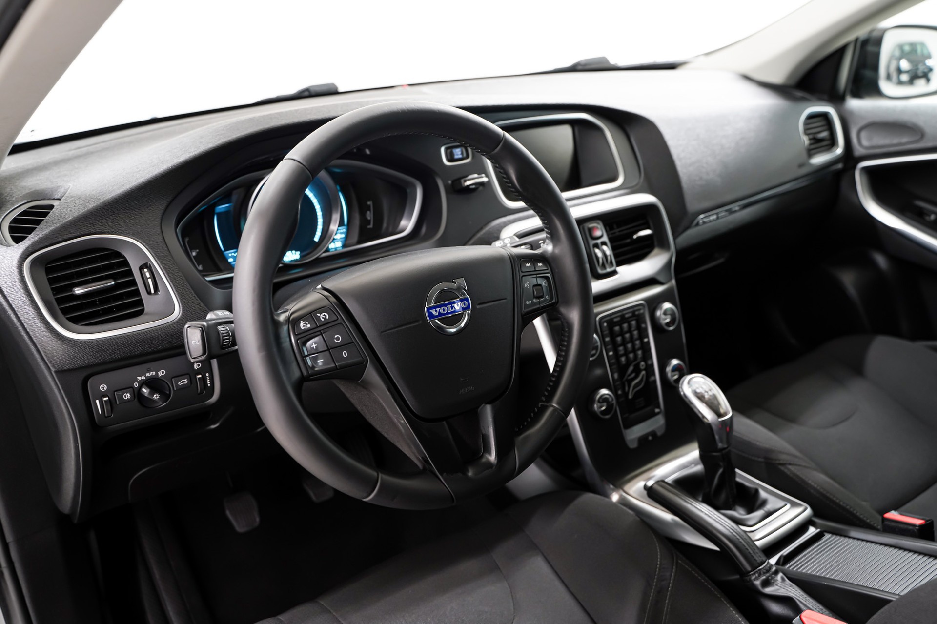 VOLVO V40 Cross Country D2 Momentum-image-8