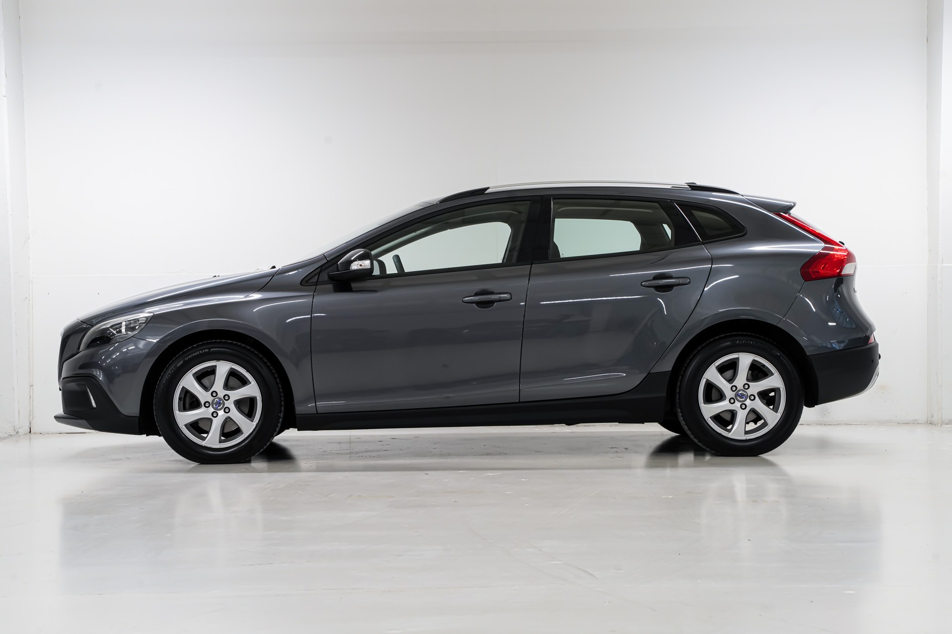VOLVO V40 Cross Country D2 Momentum-image-3