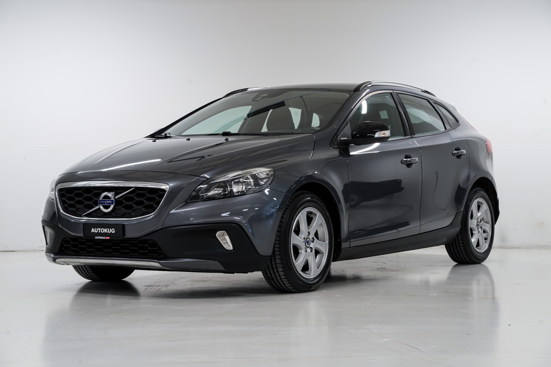 VOLVO V40 Cross Country D2 Momentum-image-0