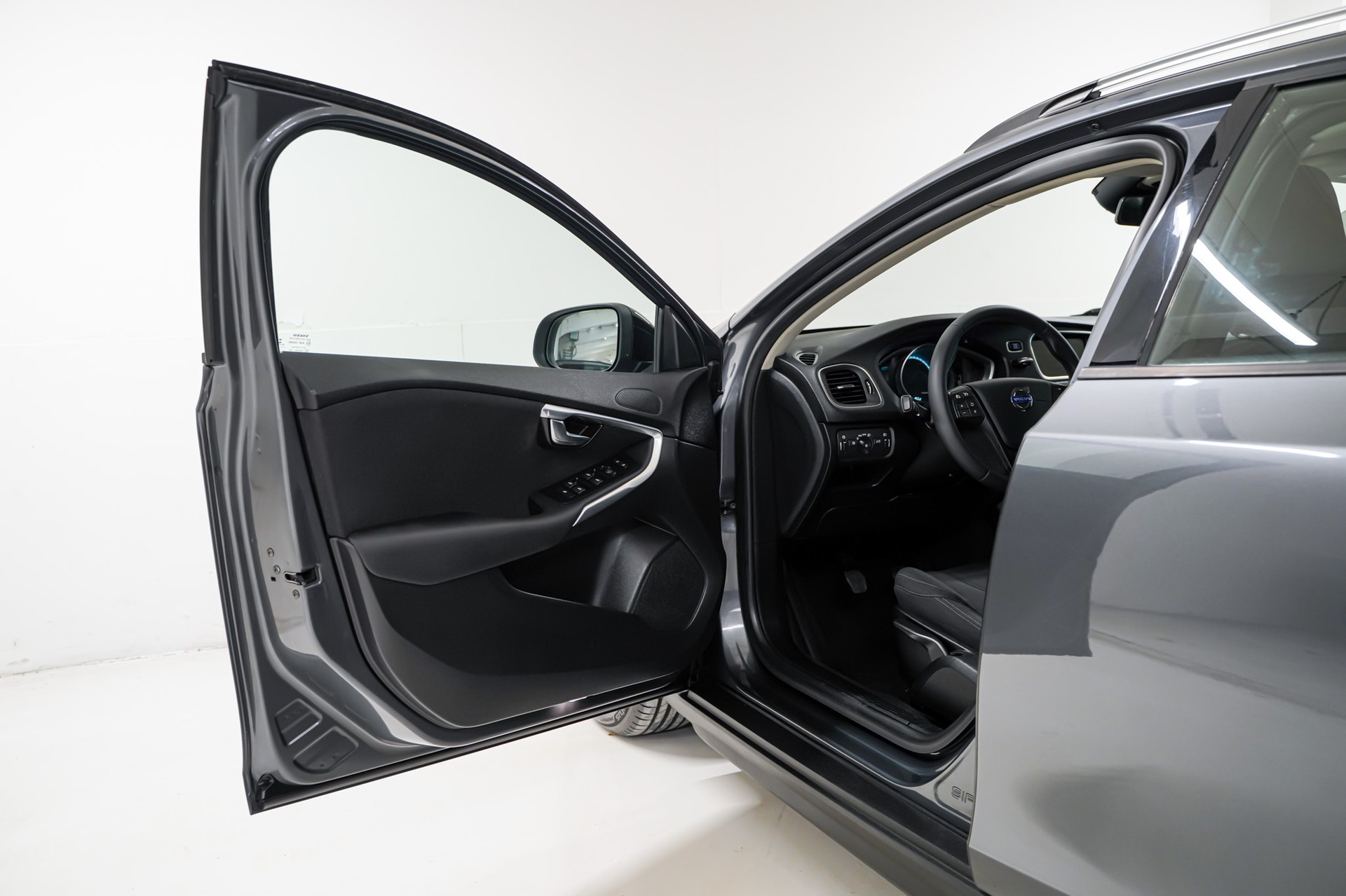 VOLVO V40 Cross Country D2 Momentum-image-7