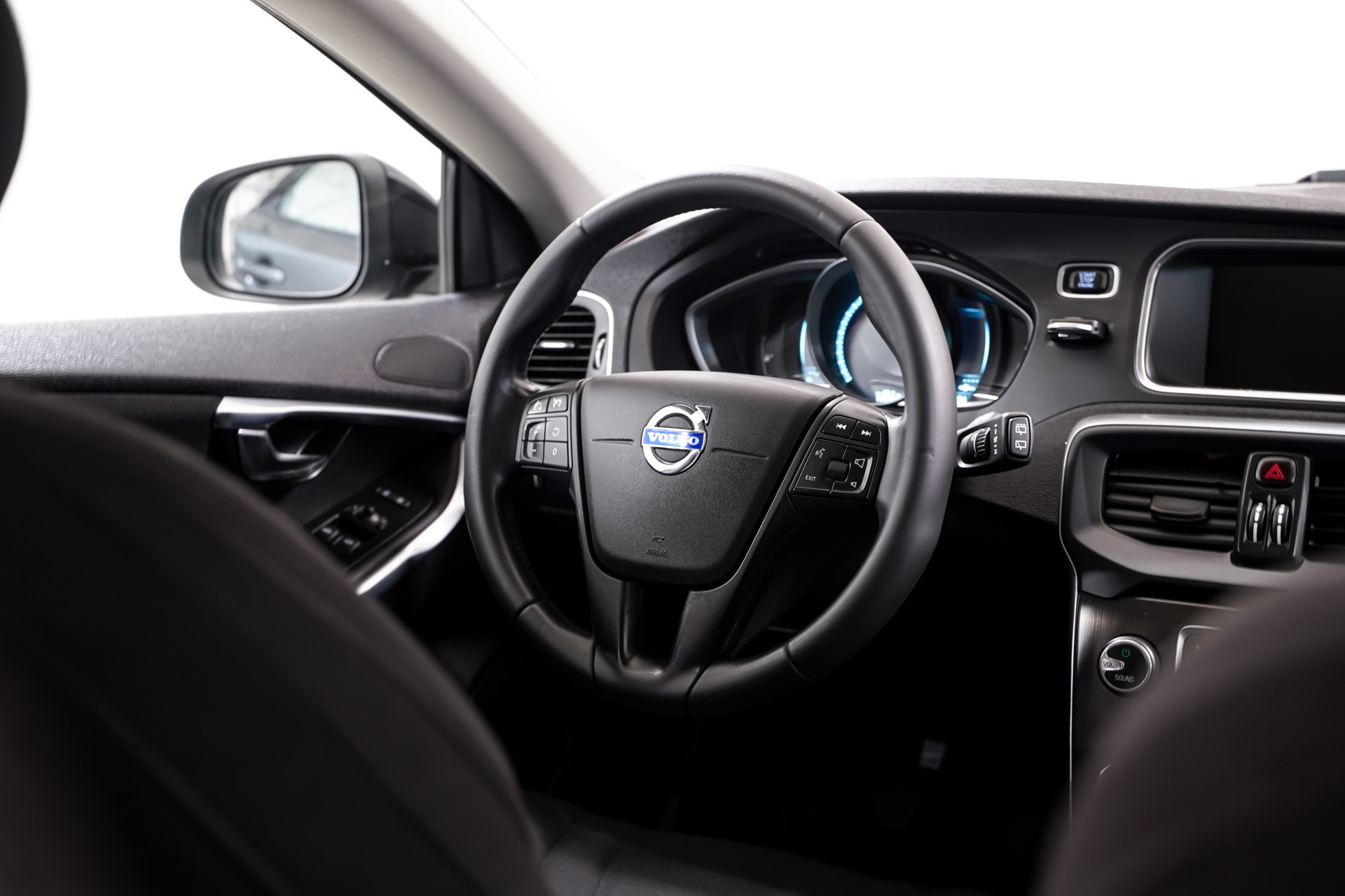 VOLVO V40 Cross Country D2 Momentum-image-15