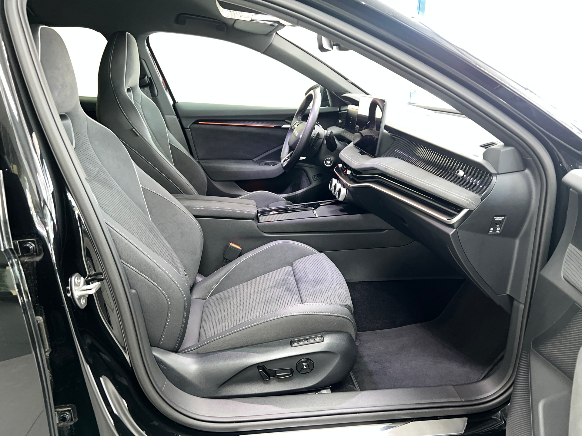SKODA Superb Combi 2.0 TDi Sportline 4x4 DSG / 5 Jahre Garantie-image-8