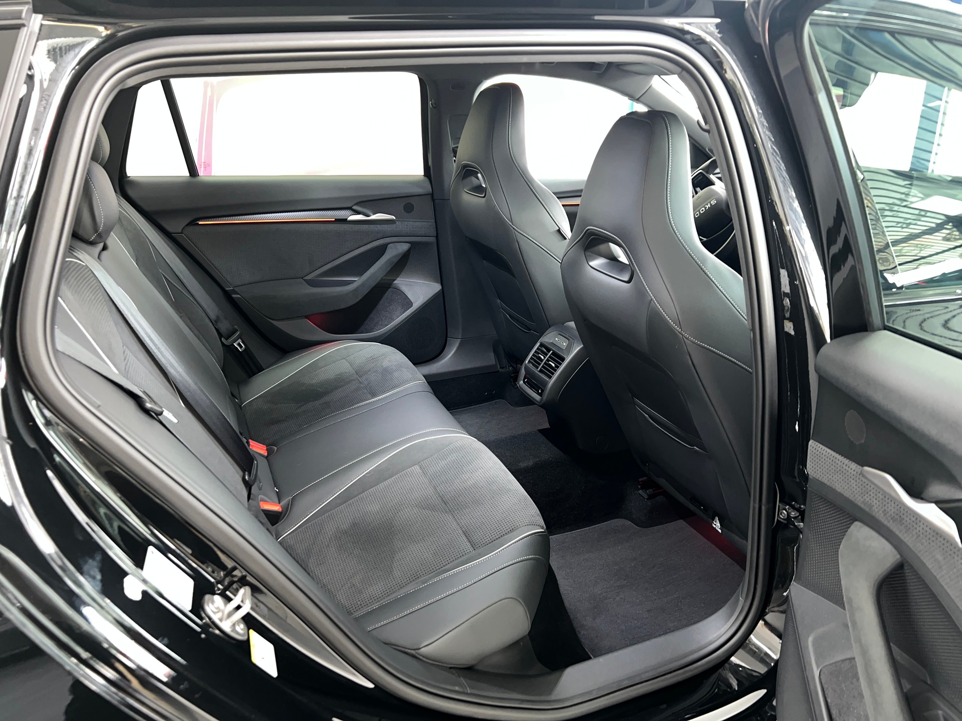 SKODA Superb Combi 2.0 TDi Sportline 4x4 DSG / 5 Jahre Garantie-image-6