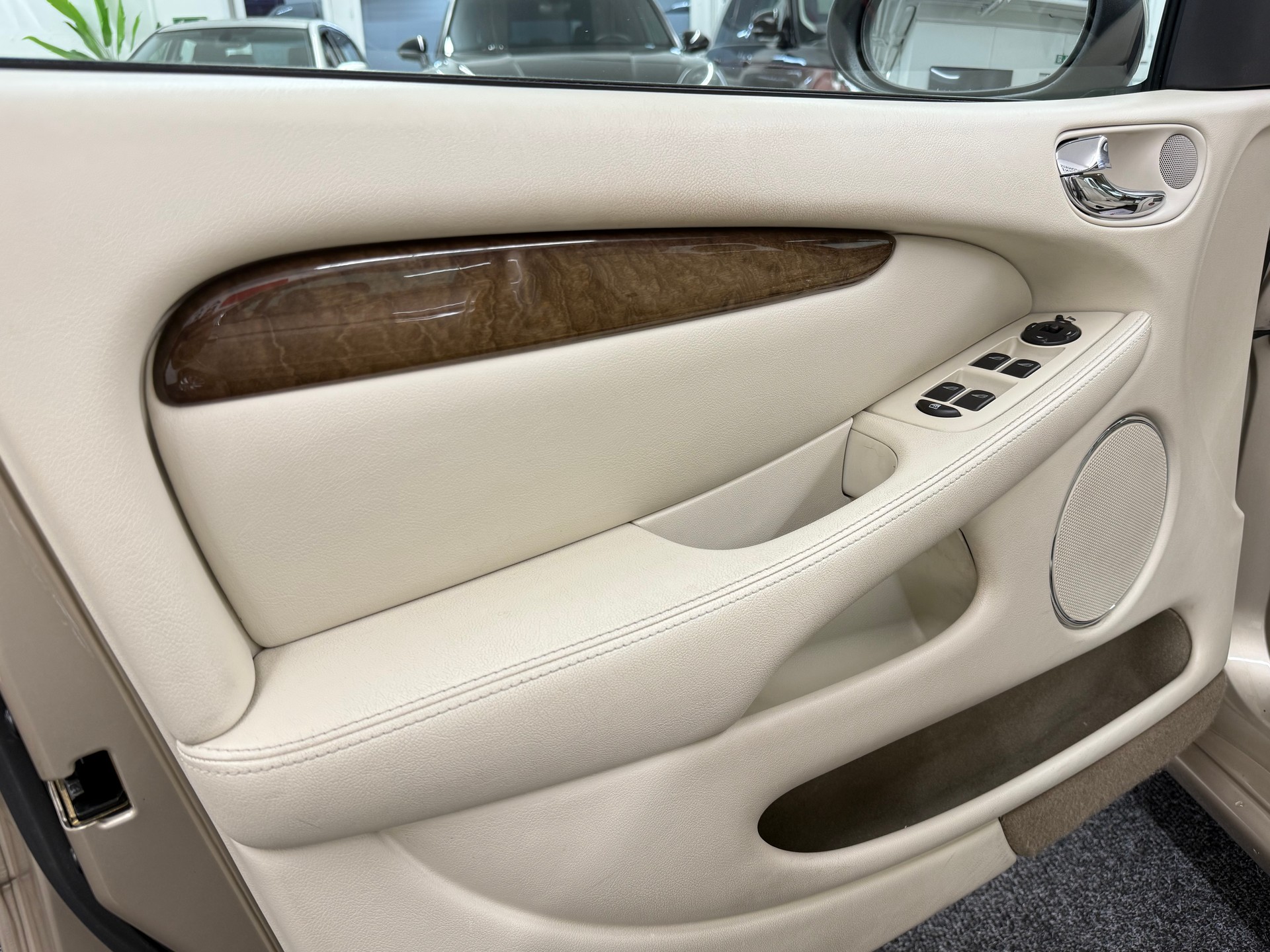 JAGUAR X-Type 3.0 V6 4X4 Executive-image-15