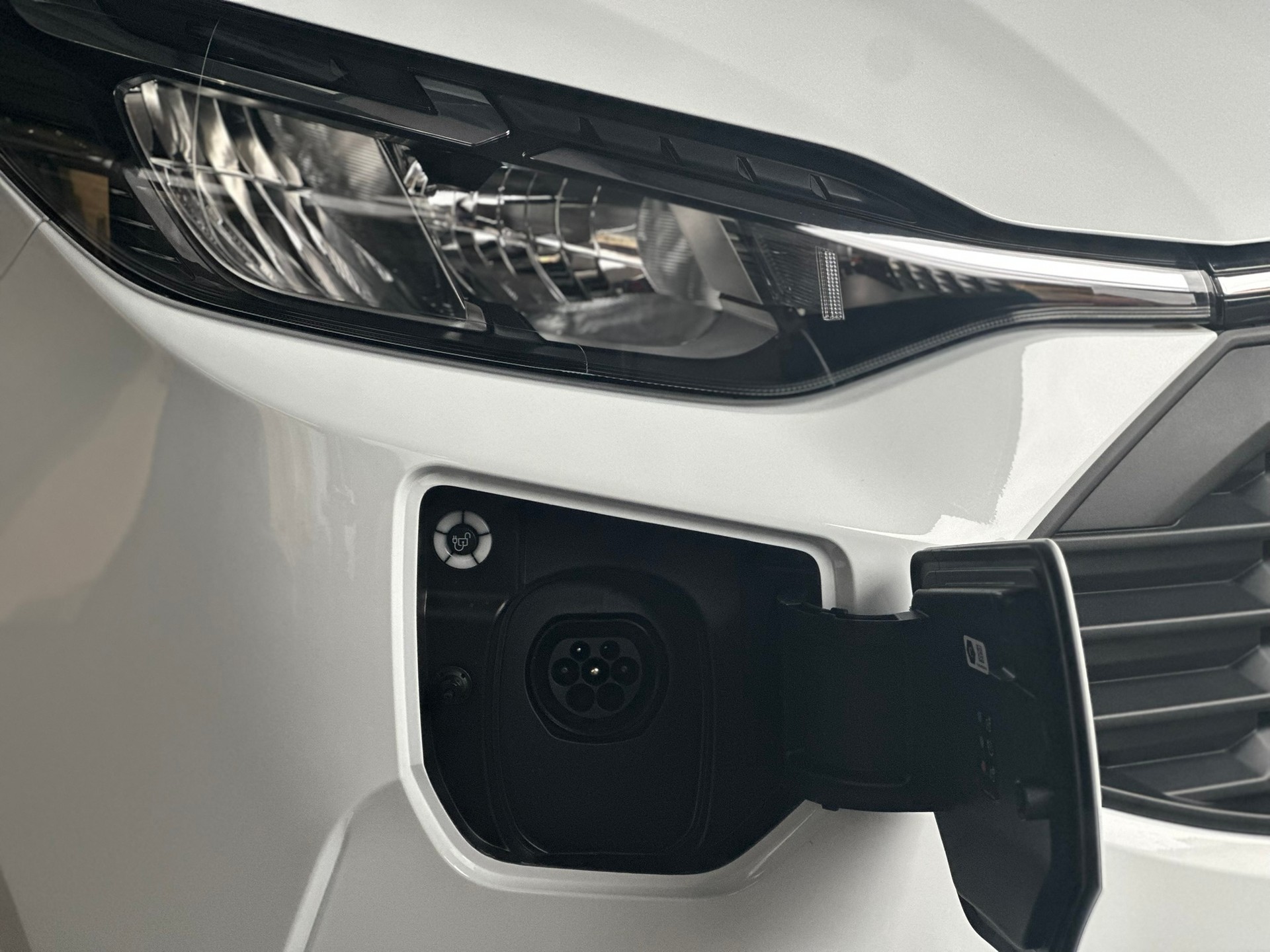 FORD Transit Custom Van PHEV 320 L2H1 Trend Automat-image-5