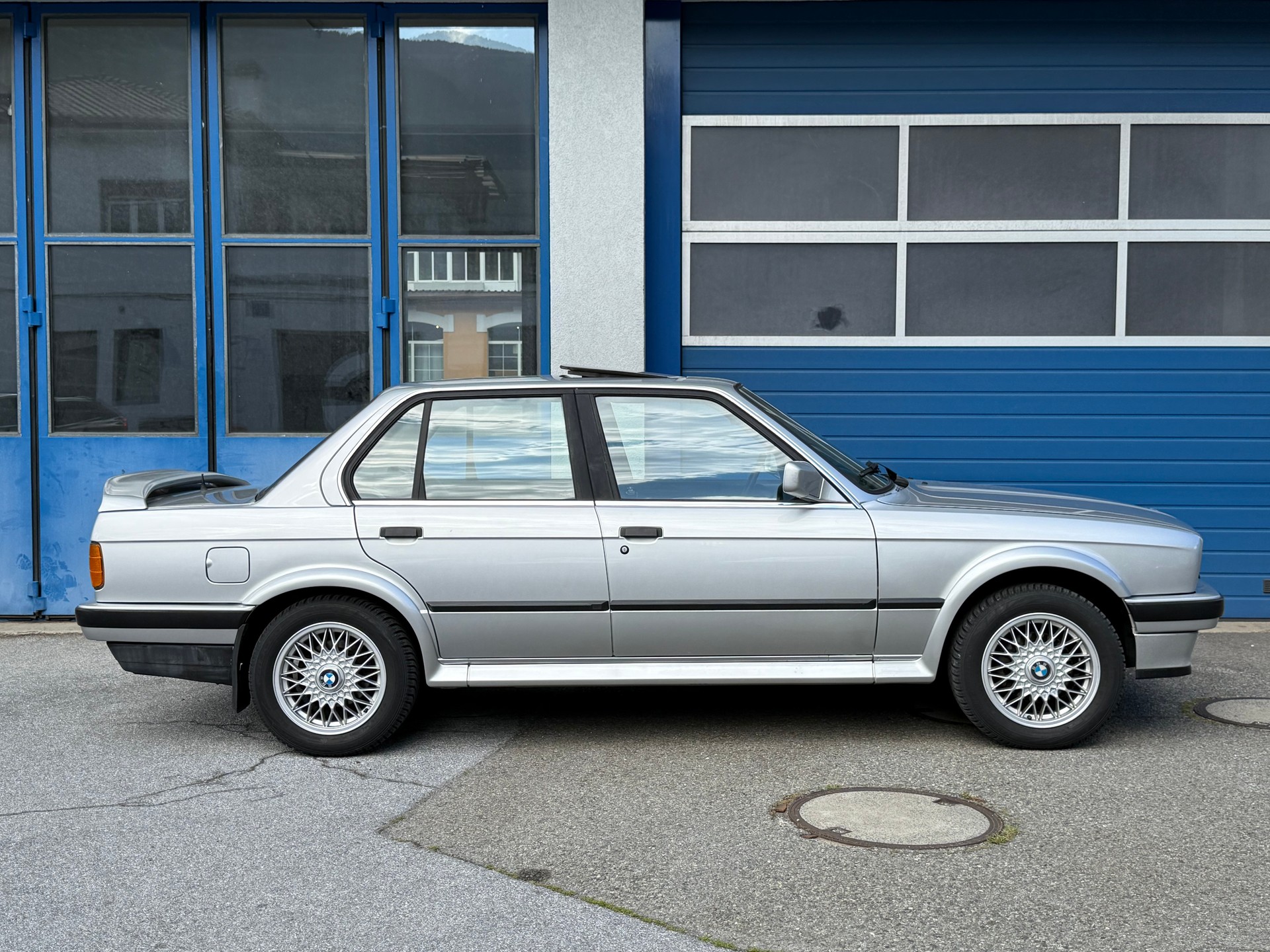 BMW 325iX-image-6