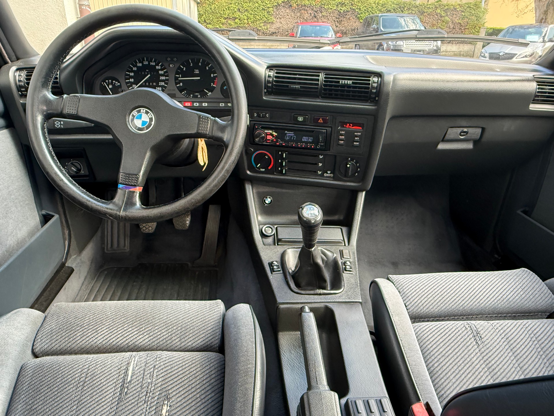 BMW 325iX-image-12