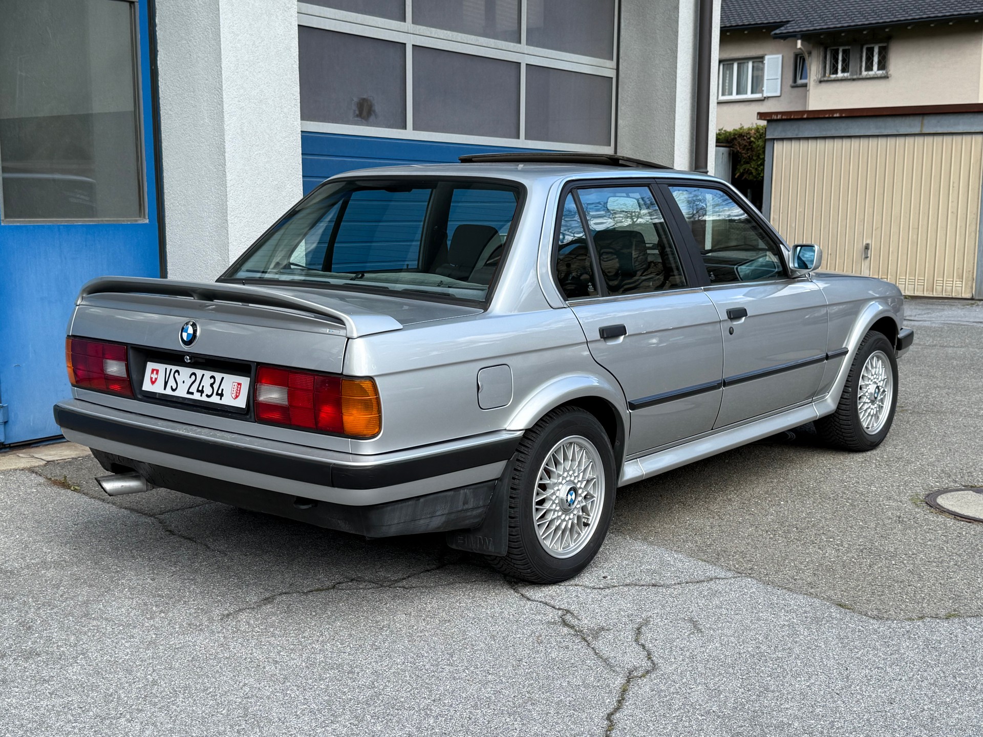 BMW 325iX-image-8