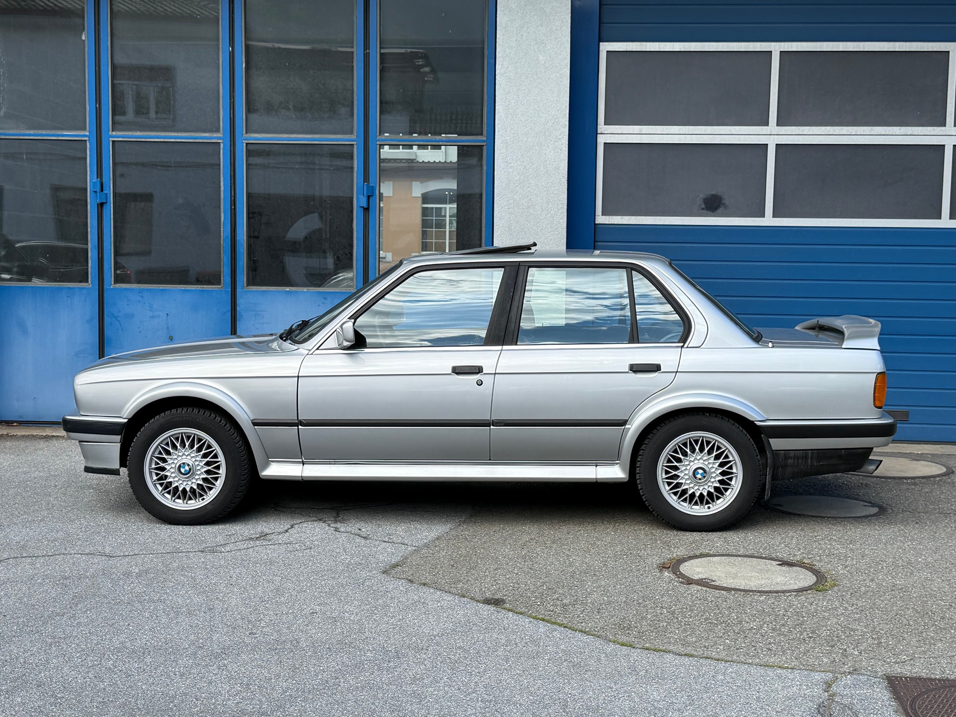 BMW 325iX-image-2
