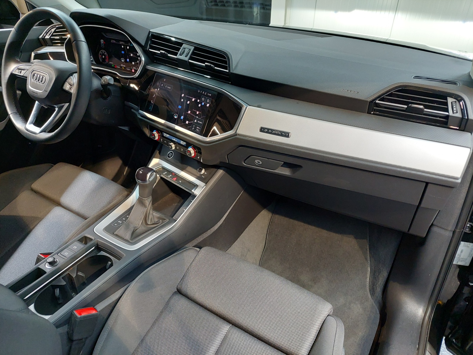 AUDI Q3 35 TDI S line quattro S-tronic-image-9