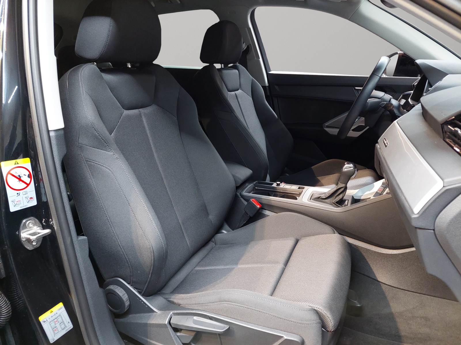 AUDI Q3 35 TDI S line quattro S-tronic-image-8