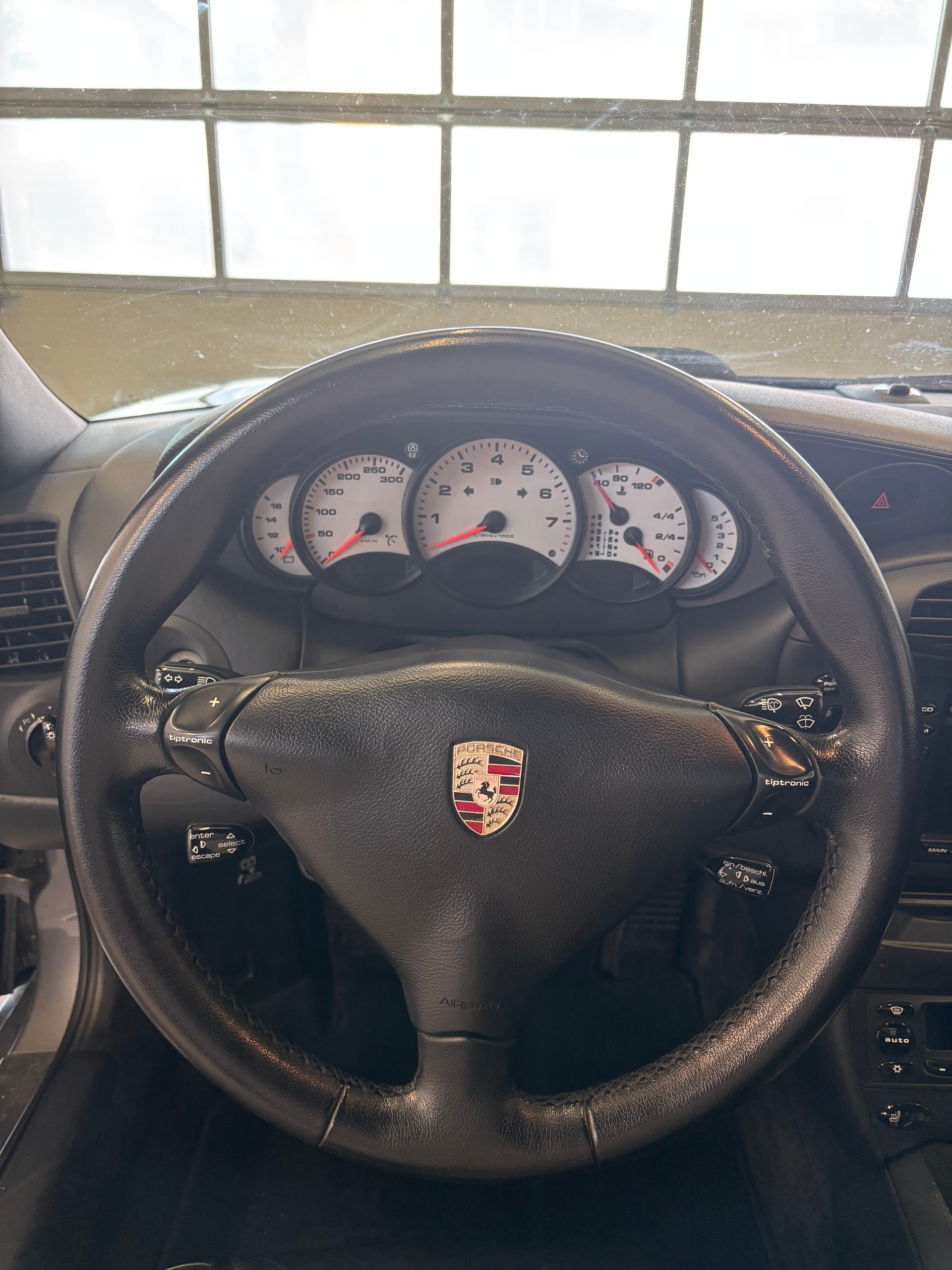 PORSCHE 911 Carrera 4-image-8
