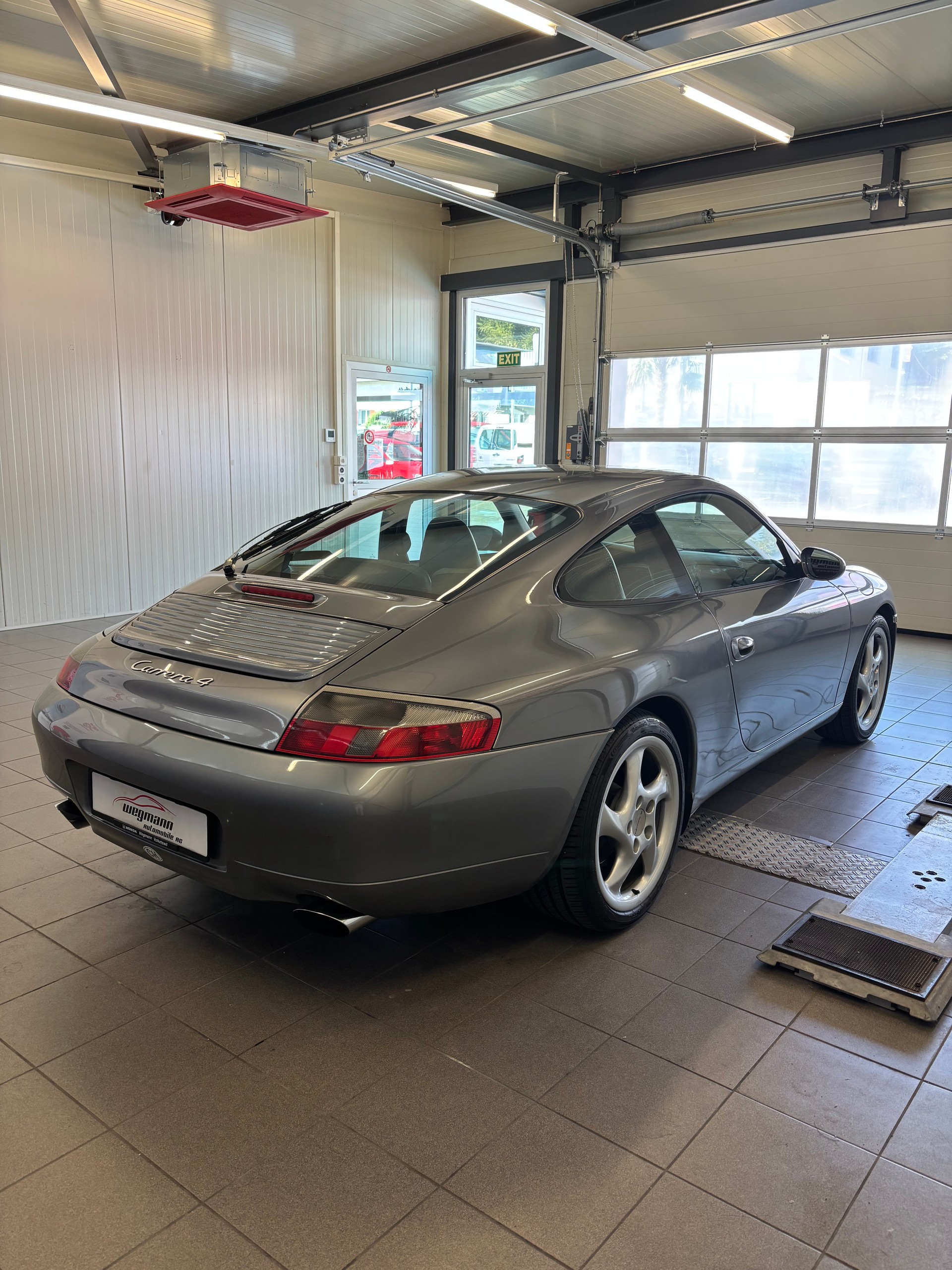 PORSCHE 911 Carrera 4-image-3