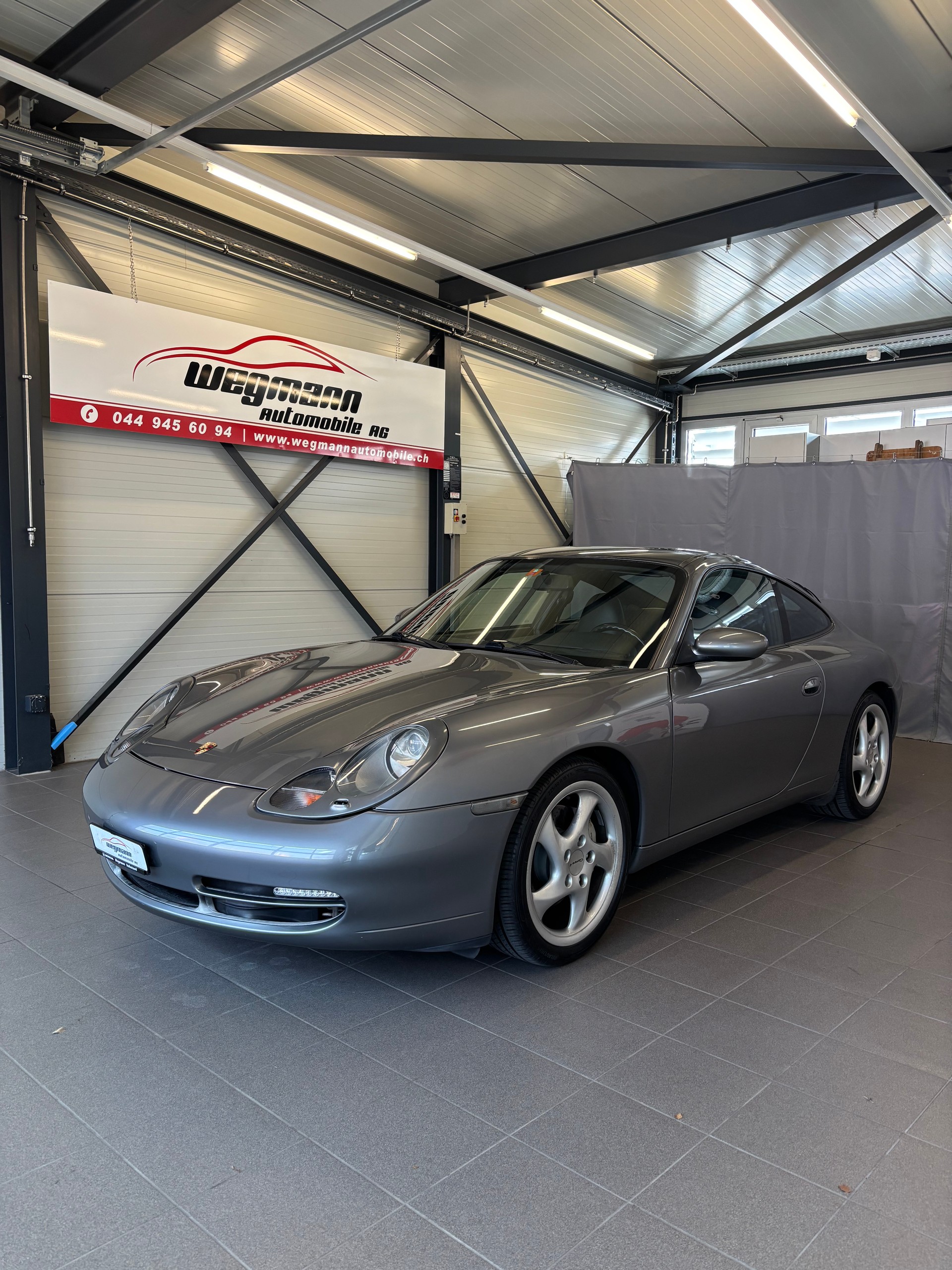 PORSCHE 911 Carrera 4-image-0