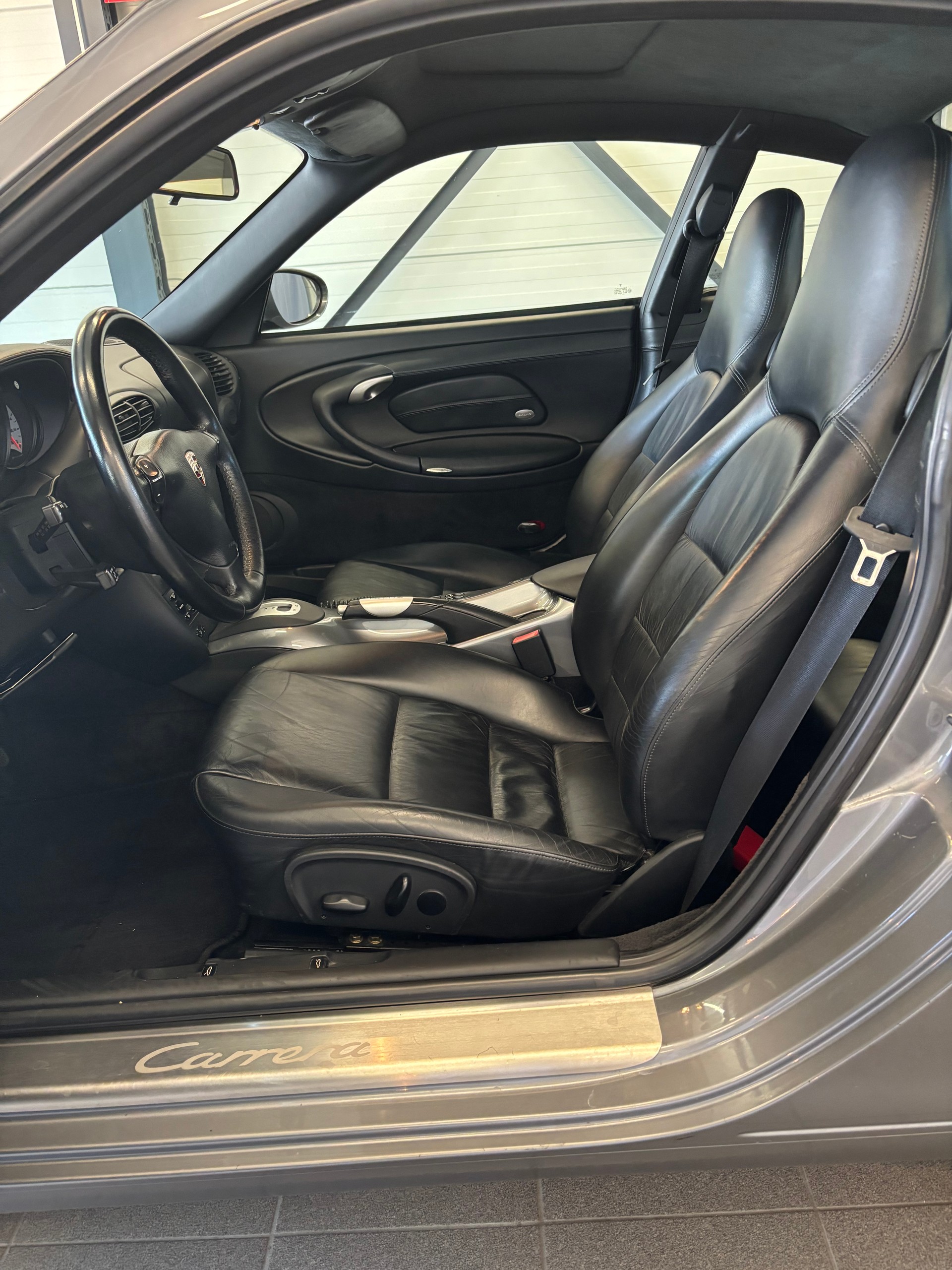 PORSCHE 911 Carrera 4-image-7
