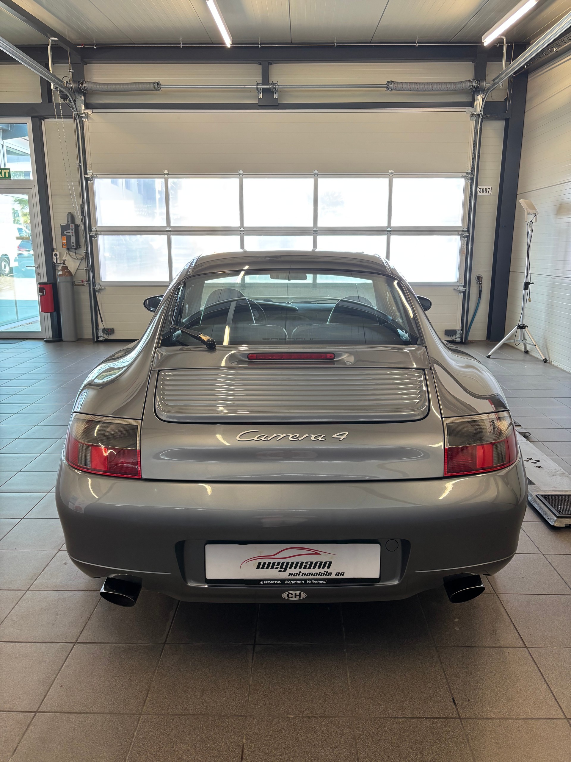 PORSCHE 911 Carrera 4-image-4