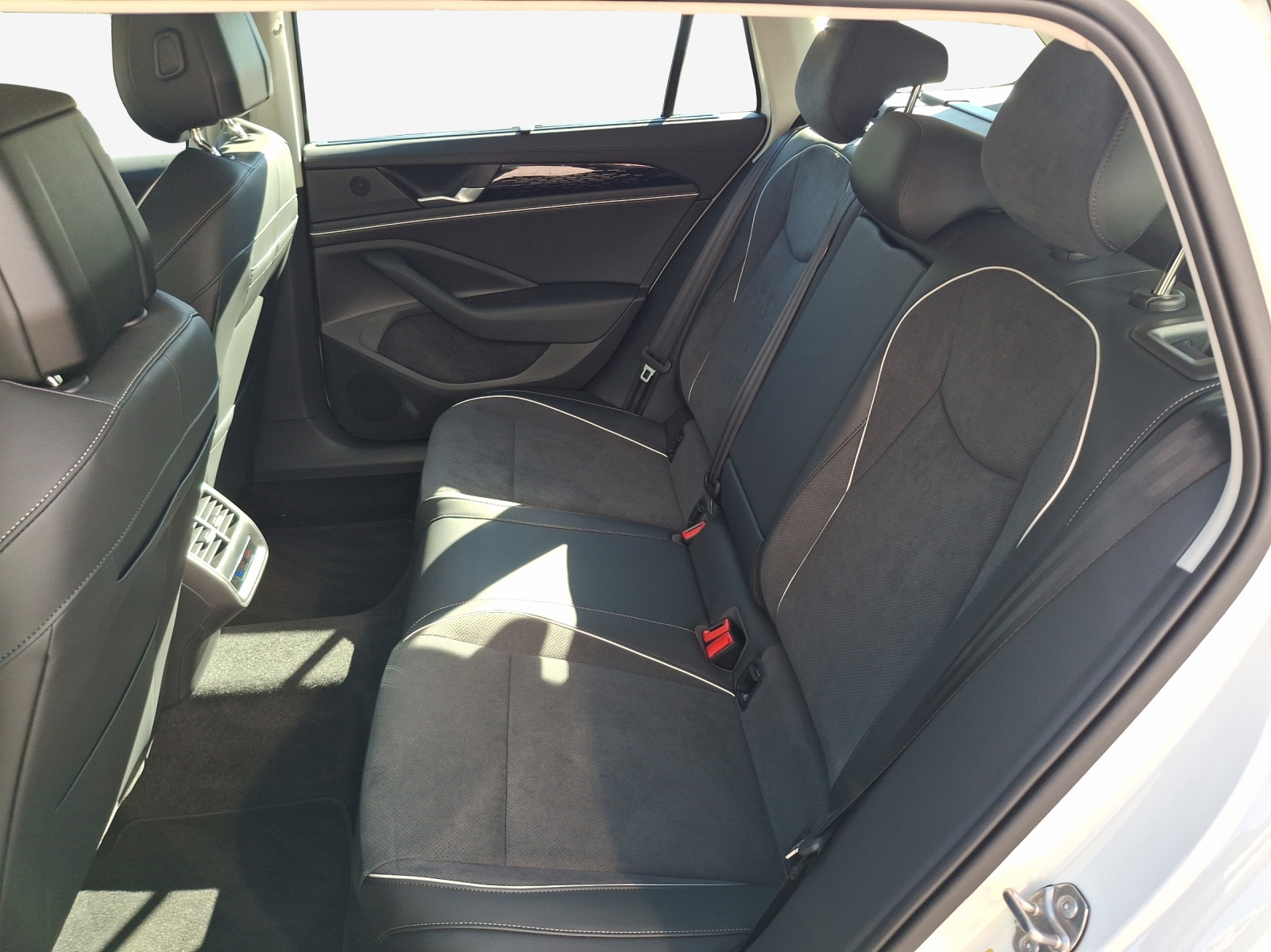 VW Passat Variant 2.0 TDI evo Business 4 Motion DSG-image-11