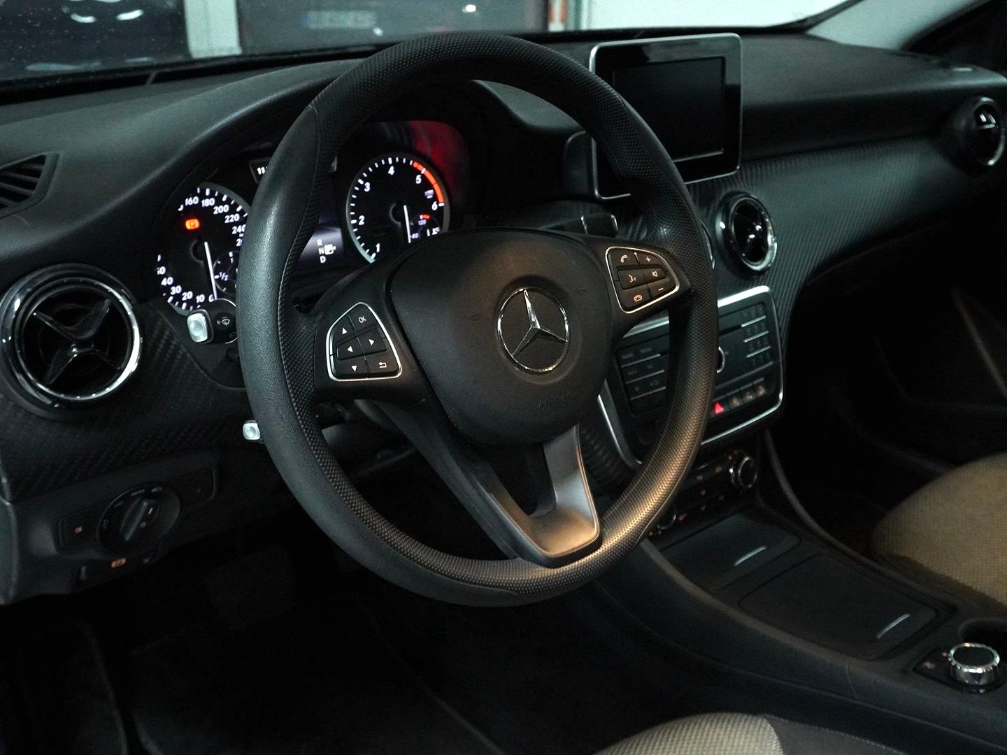 MERCEDES-BENZ GLA 200 CDI Swiss Star Edition 4Matic 7G-DCT-image-2