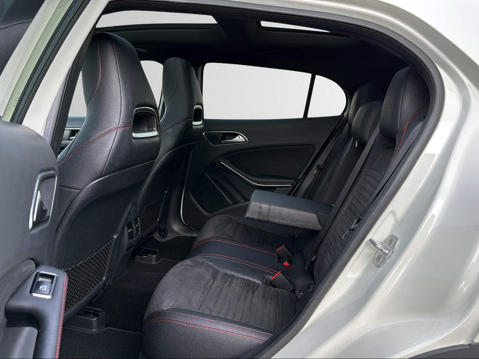 MERCEDES-BENZ GLA 220 d AMG Line 4Matic 7G-DCT-image-25