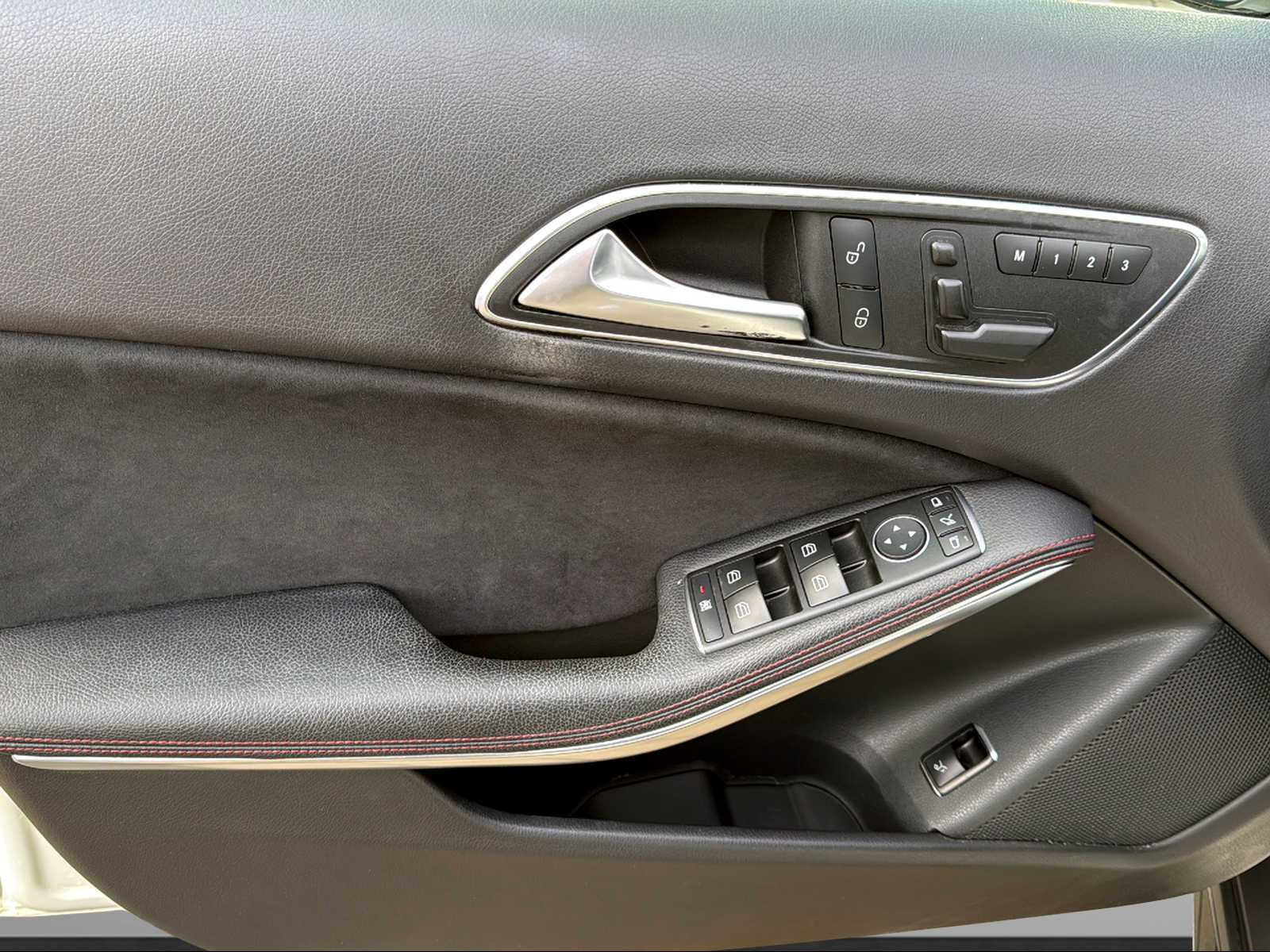 MERCEDES-BENZ GLA 220 d AMG Line 4Matic 7G-DCT-image-23