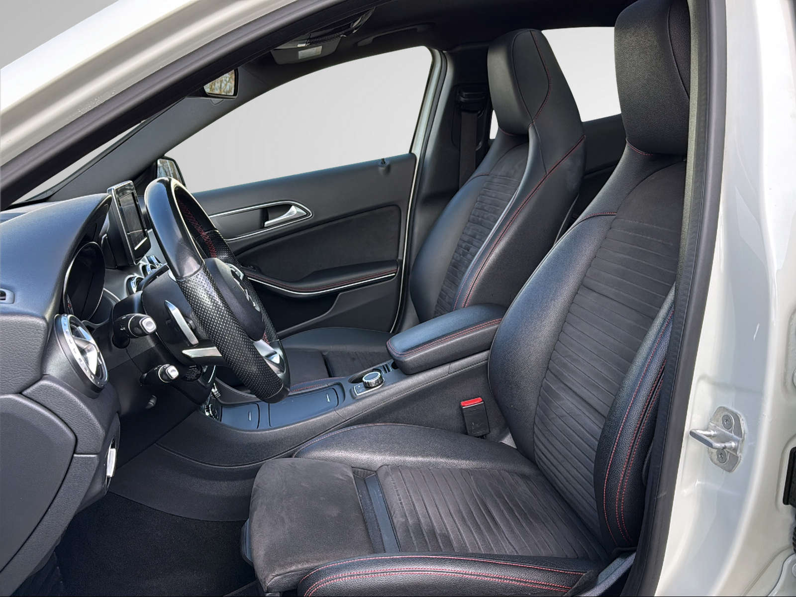 MERCEDES-BENZ GLA 220 d AMG Line 4Matic 7G-DCT-image-12