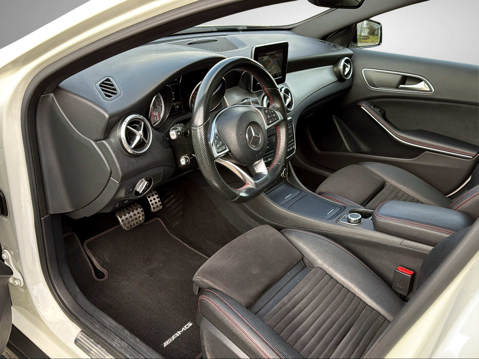 MERCEDES-BENZ GLA 220 d AMG Line 4Matic 7G-DCT-image-24