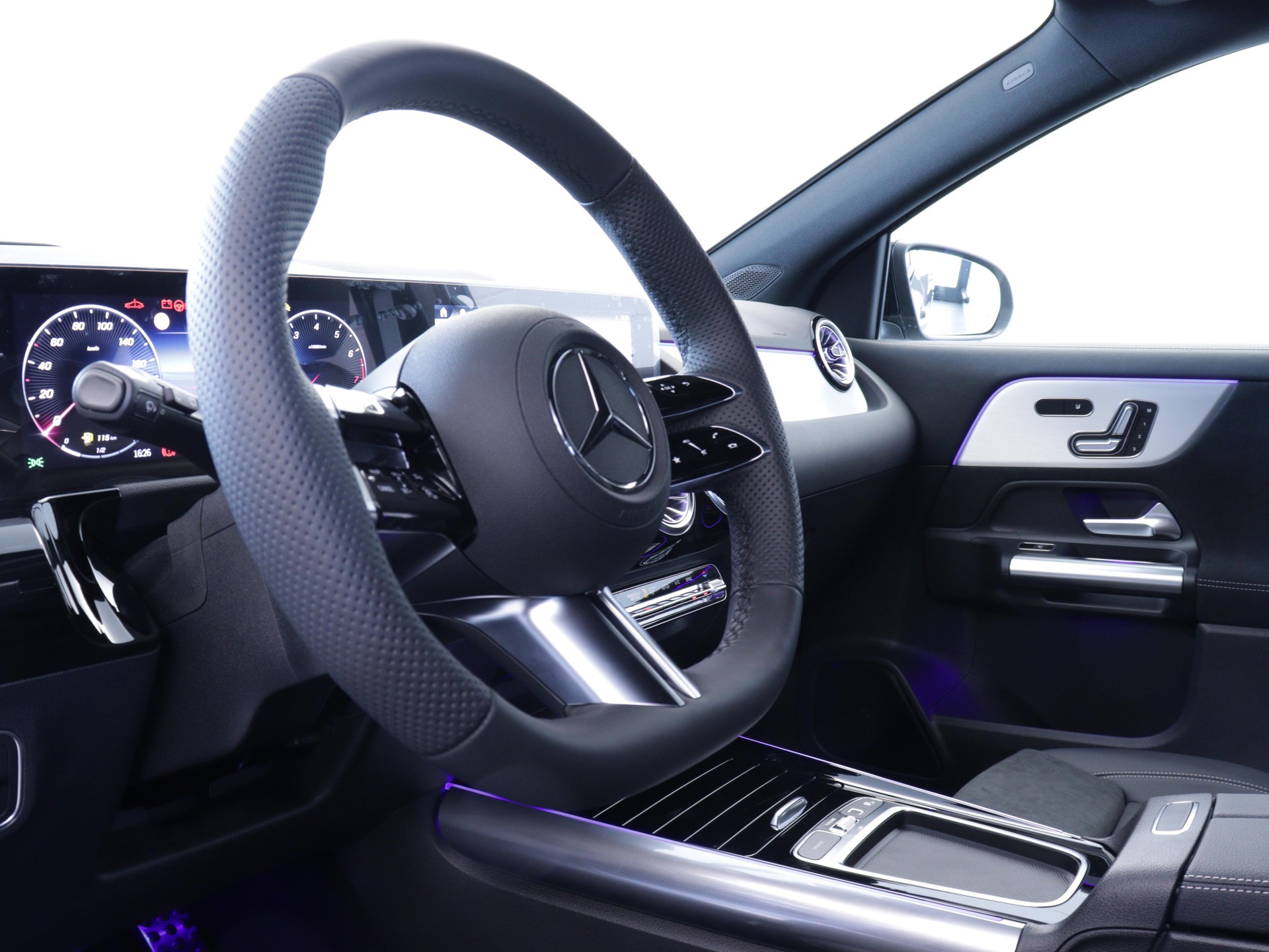 MERCEDES-BENZ GLA 200 Night Star AMG Line-image-4