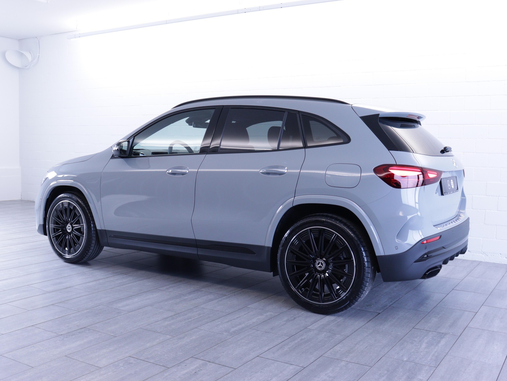 MERCEDES-BENZ GLA 200 Night Star AMG Line-image-2