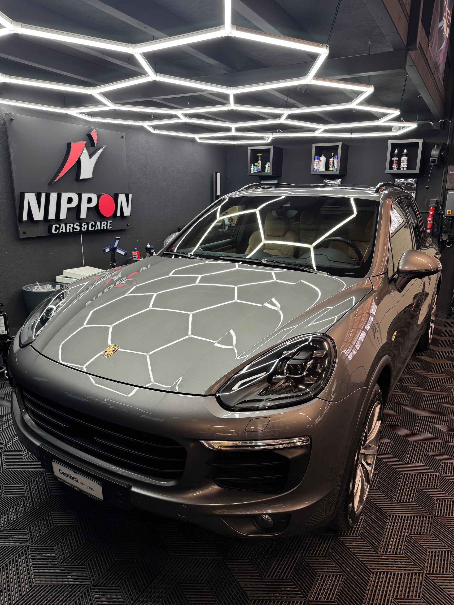 PORSCHE Cayenne S E-Hybrid-showroom-element-2