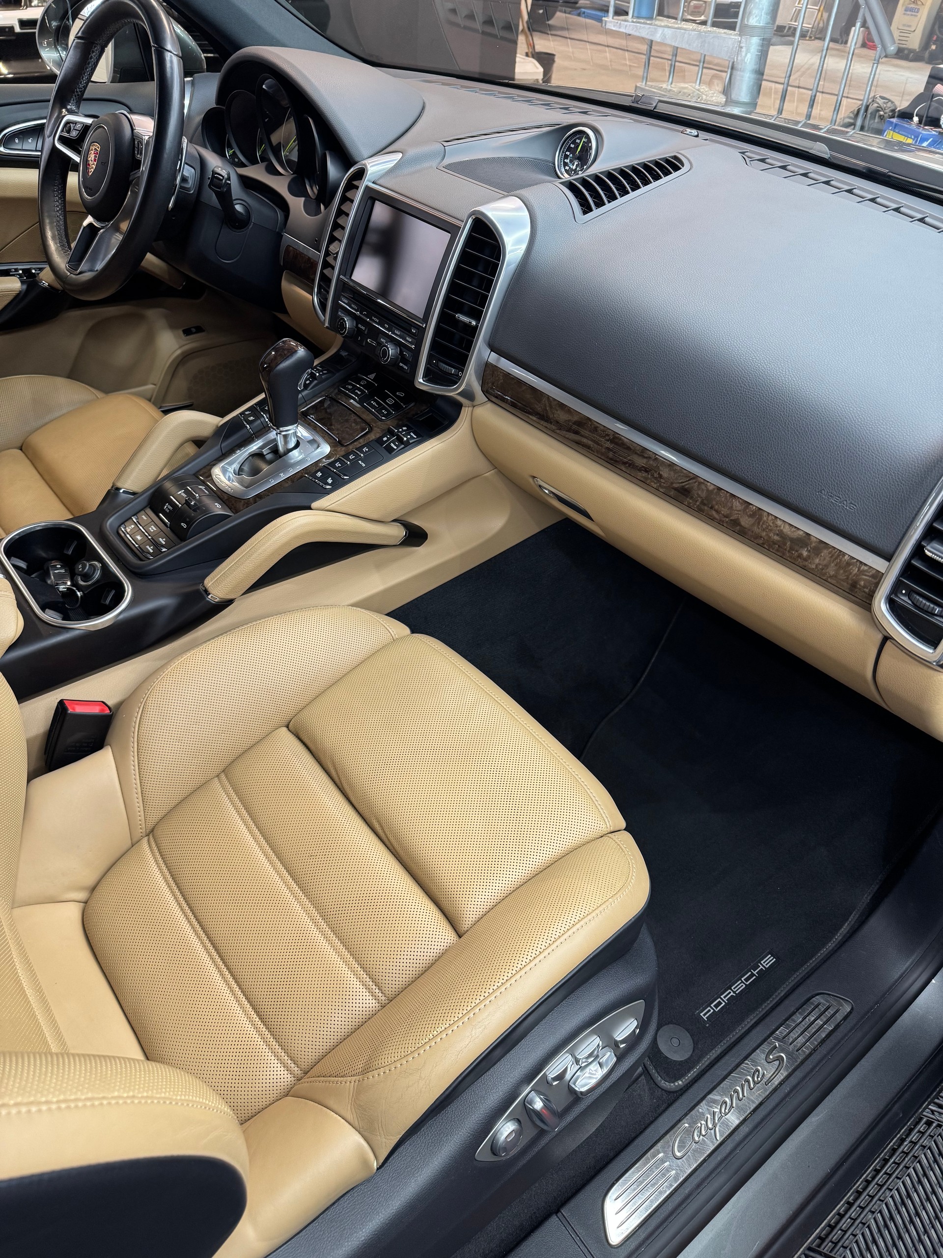 PORSCHE Cayenne S E-Hybrid-image-8