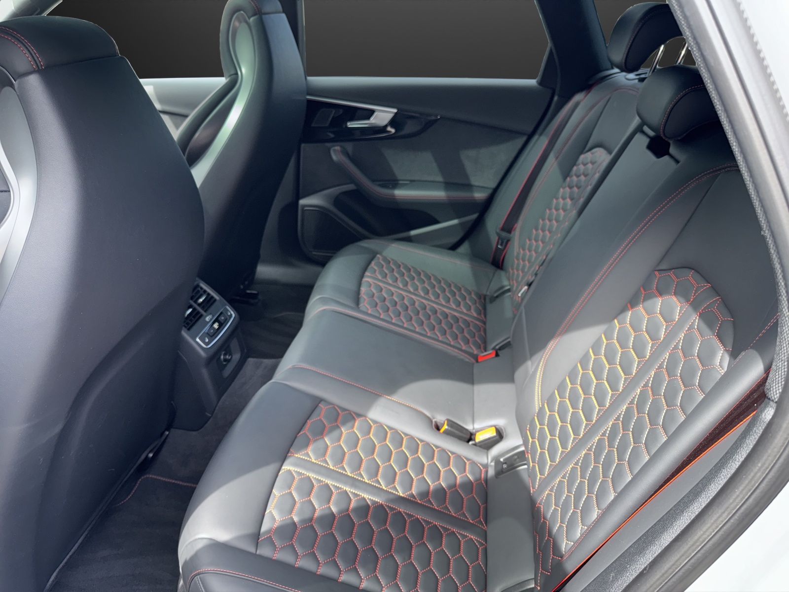 AUDI RS4 Avant quattro tiptronic-image-8