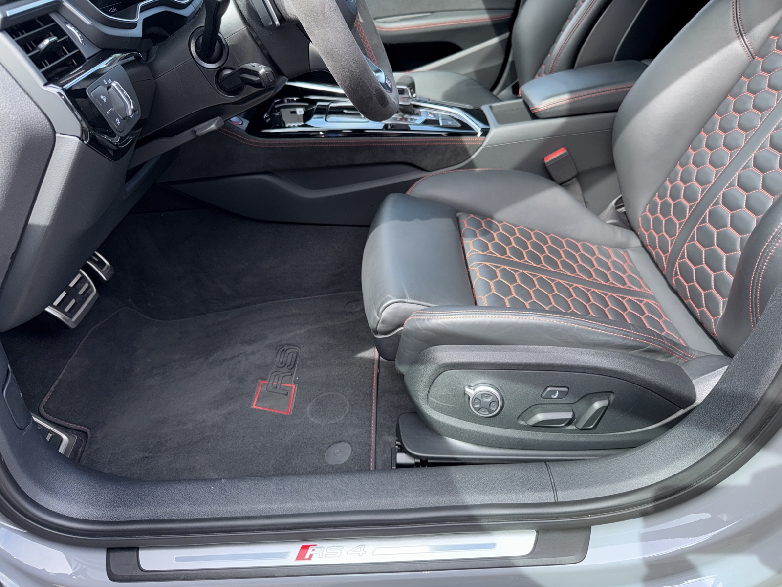 AUDI RS4 Avant quattro tiptronic-image-16