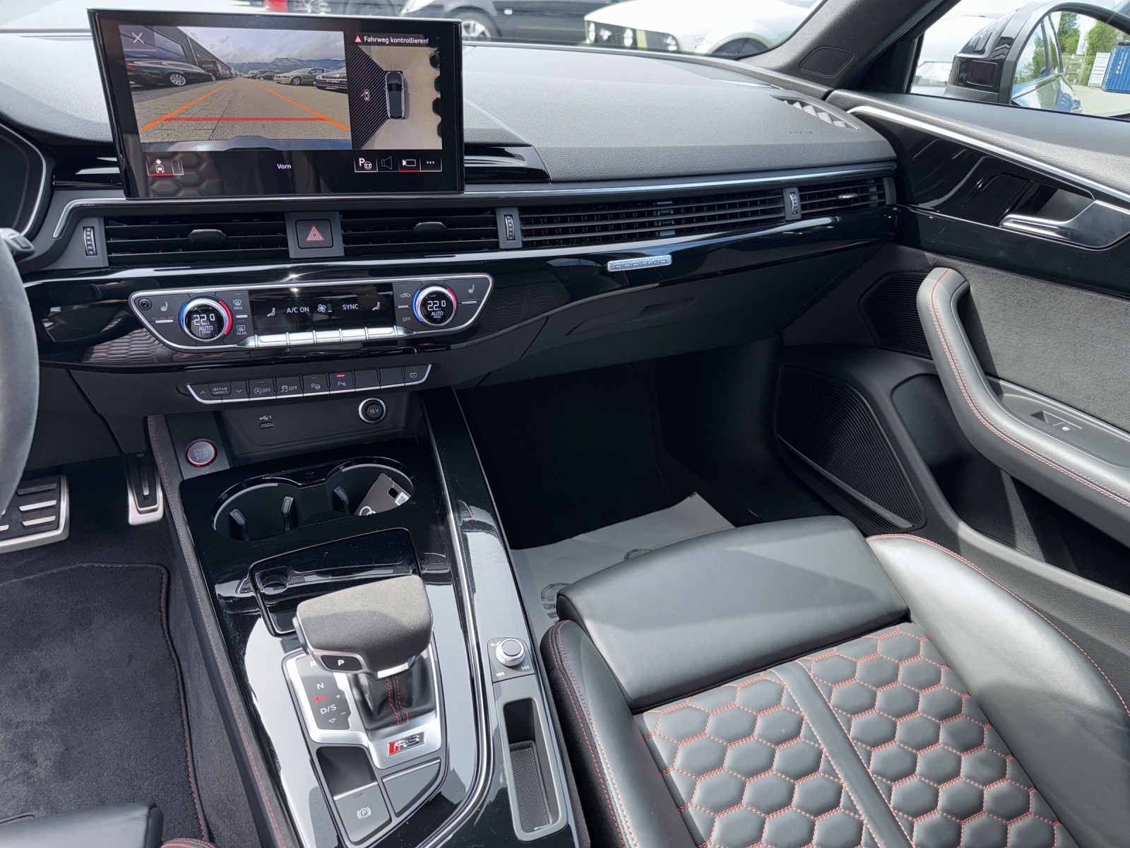 AUDI RS4 Avant quattro tiptronic-image-11