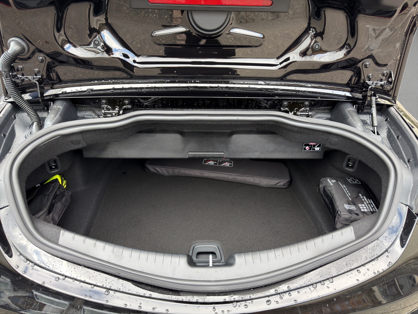 MERCEDES-BENZ CLE AMG 53 Cabrio 4Matic+ 9G-Tronic-image-14