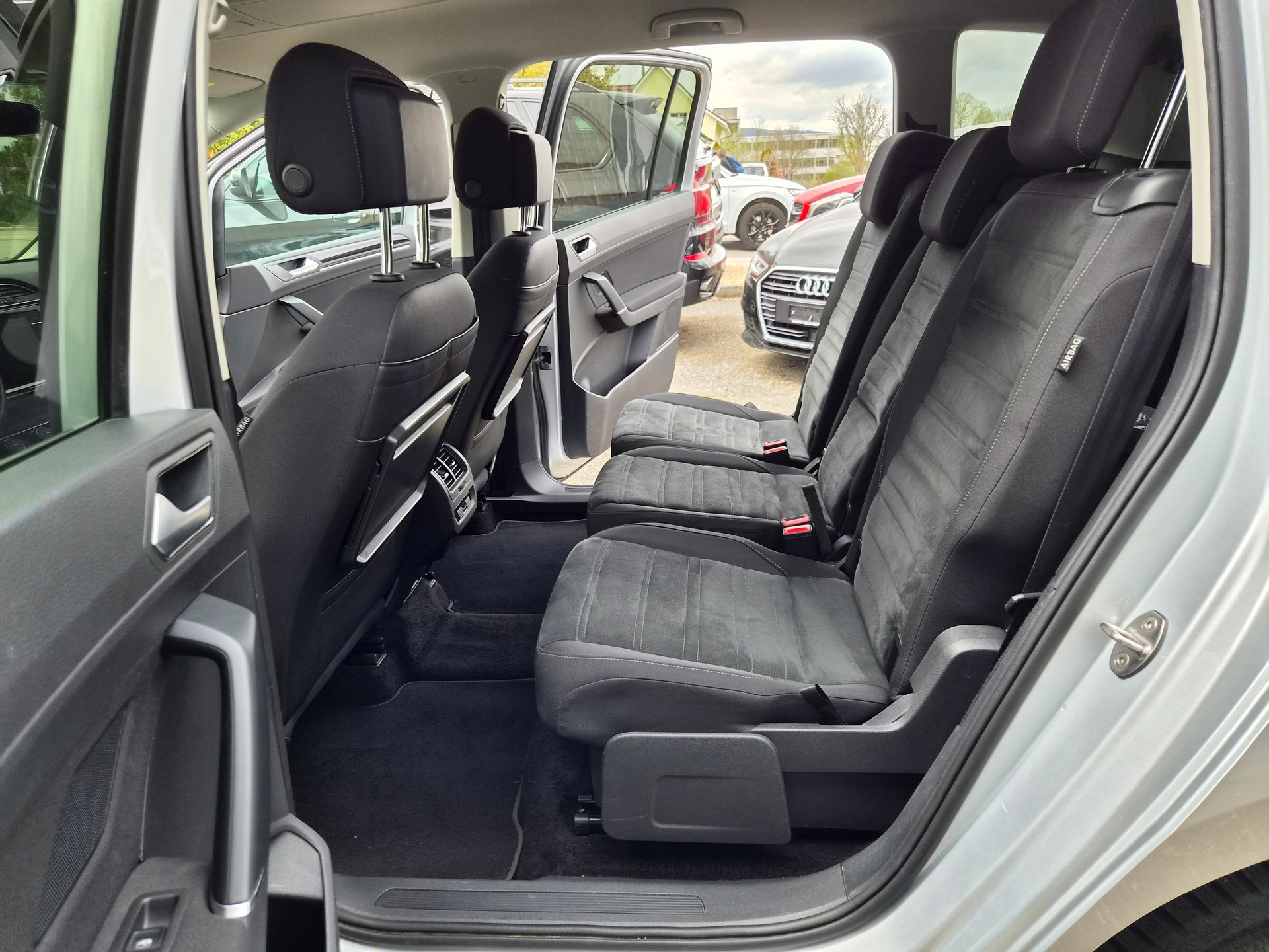 VW Touran 1.5 TSI EVO Comfortline DSG Ausführung 7 Sitzplätze-image-8