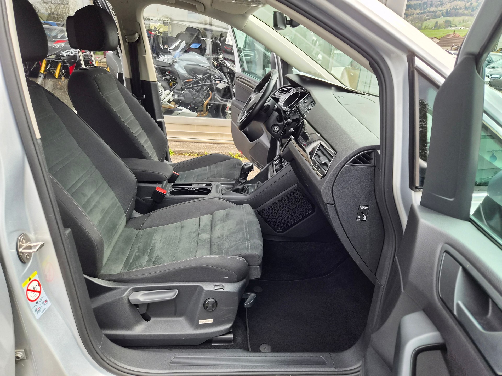 VW Touran 1.5 TSI EVO Comfortline DSG Ausführung 7 Sitzplätze-image-9