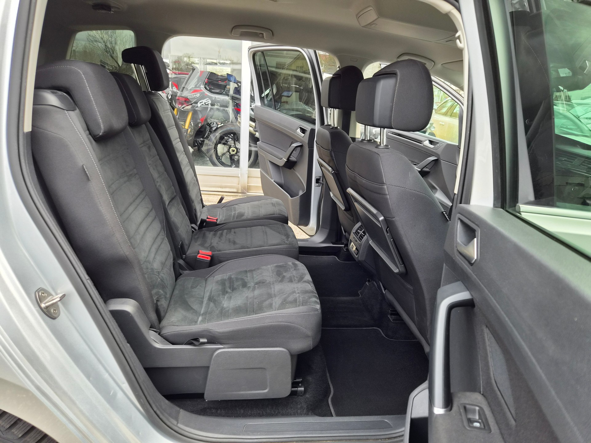 VW Touran 1.5 TSI EVO Comfortline DSG Ausführung 7 Sitzplätze-image-10