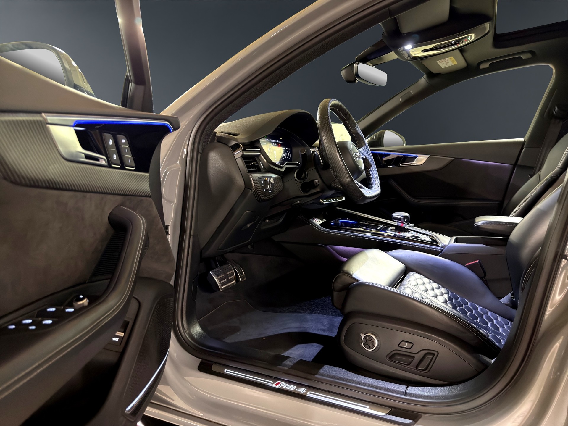 AUDI RS4 Avant quattro tiptronic-image-8