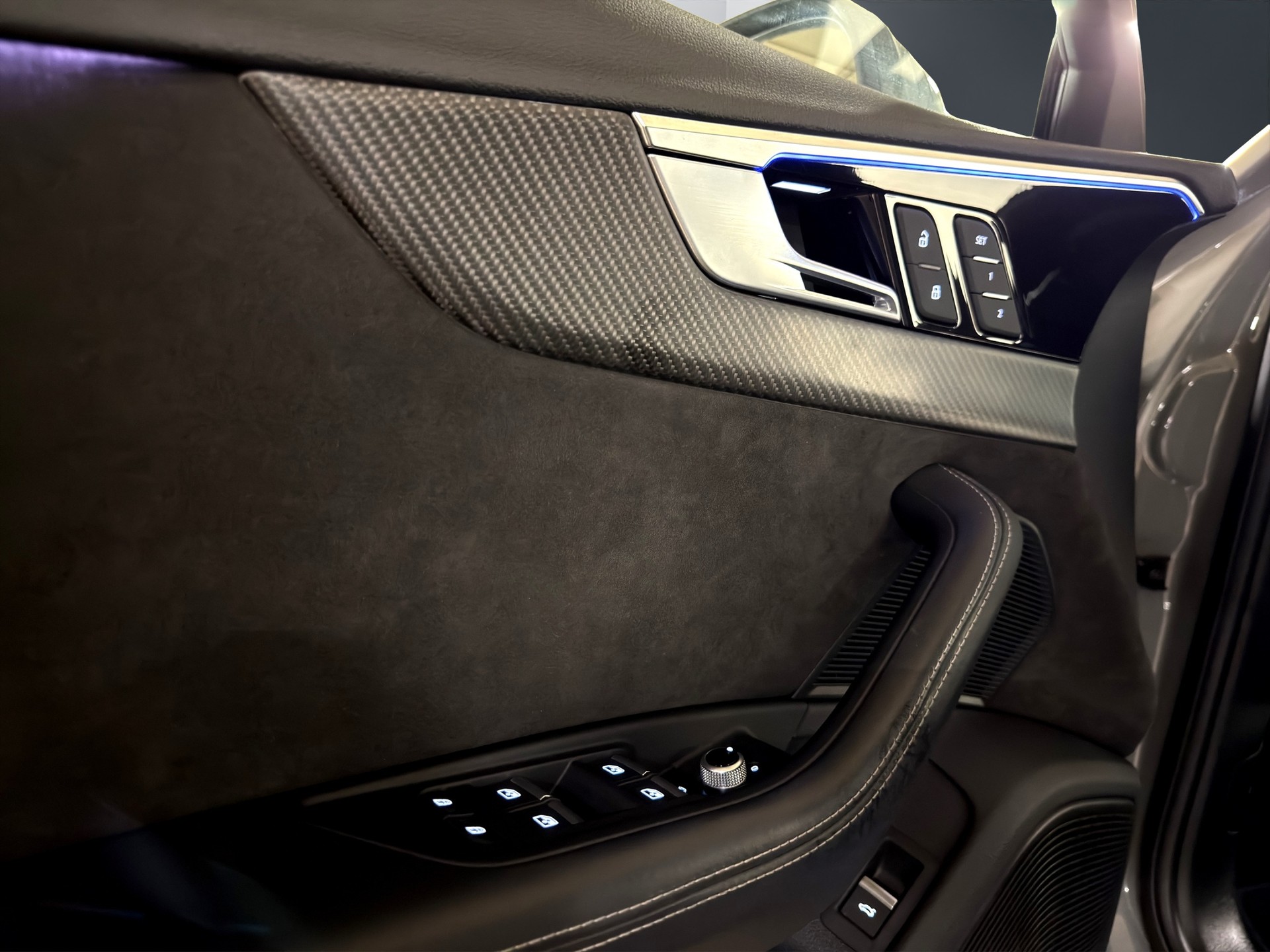 AUDI RS4 Avant quattro tiptronic-image-9