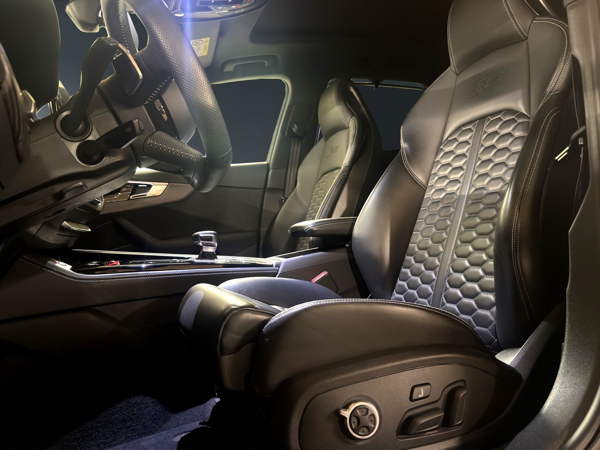 AUDI RS4 Avant quattro tiptronic-image-10