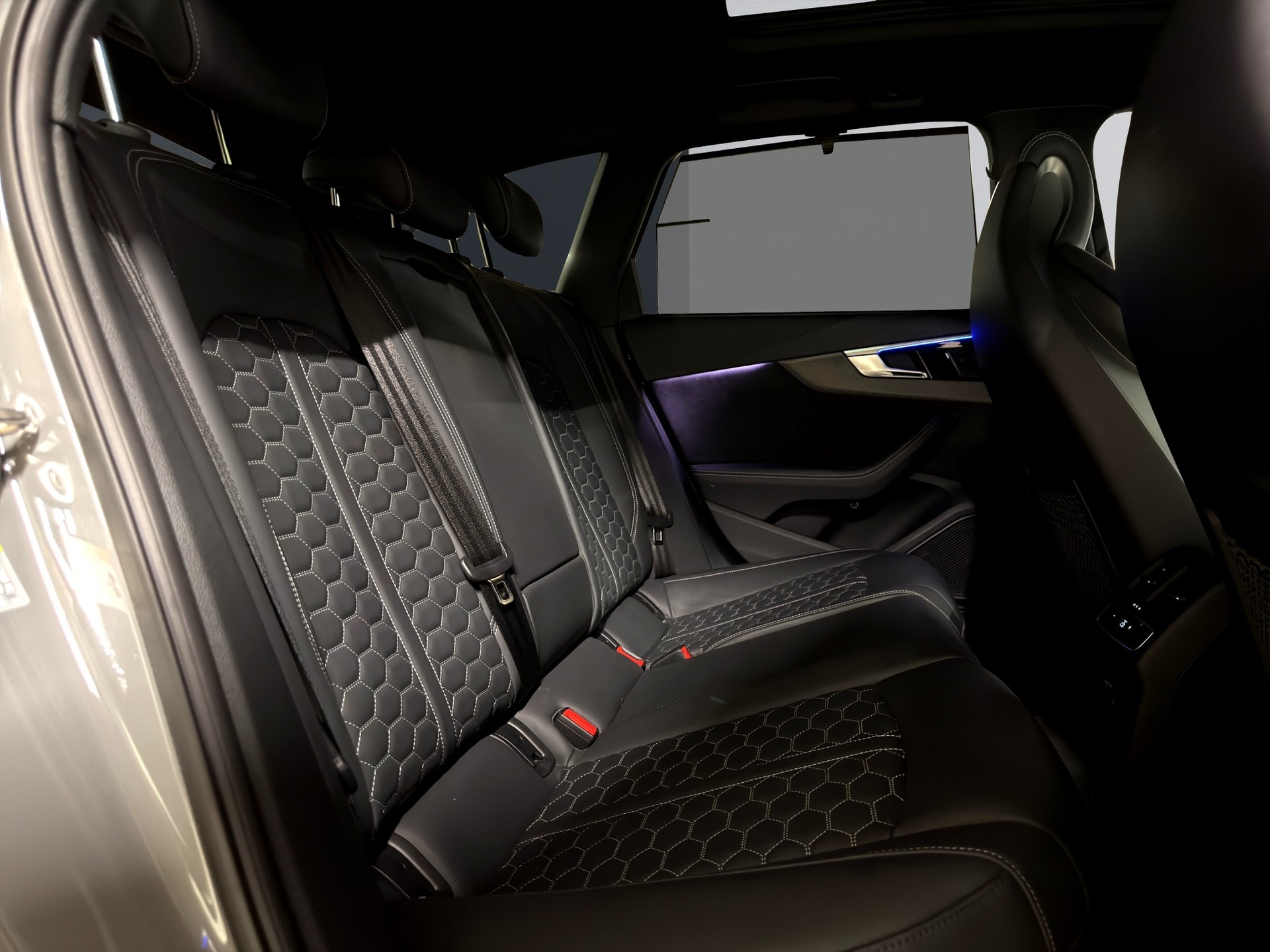AUDI RS4 Avant quattro tiptronic-image-21