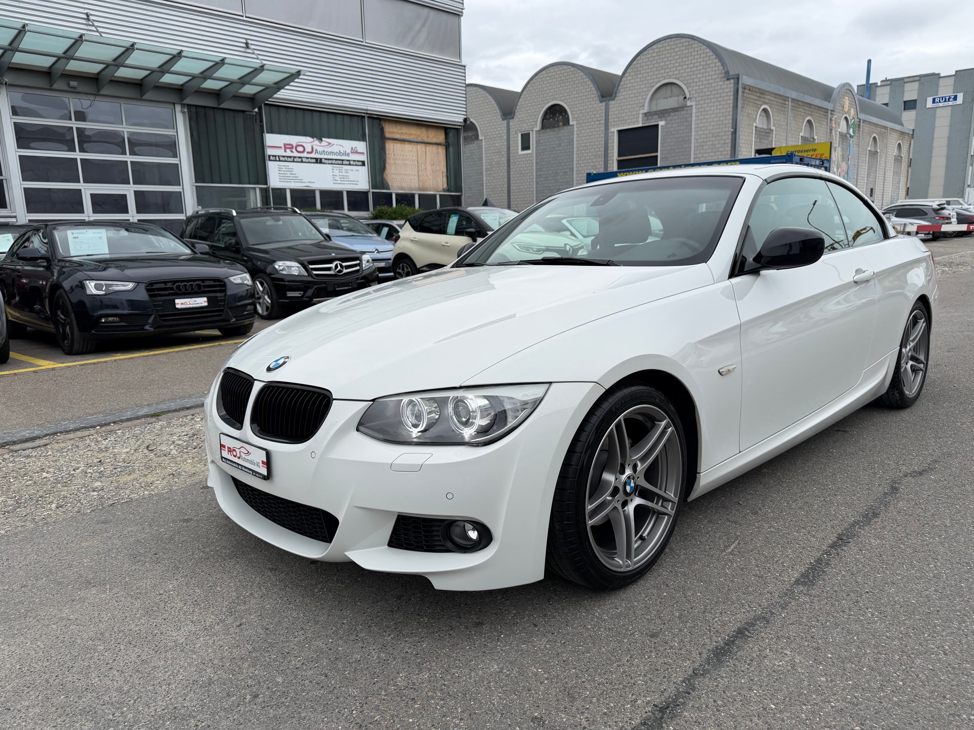 BMW 320i Cabriolet-image-1