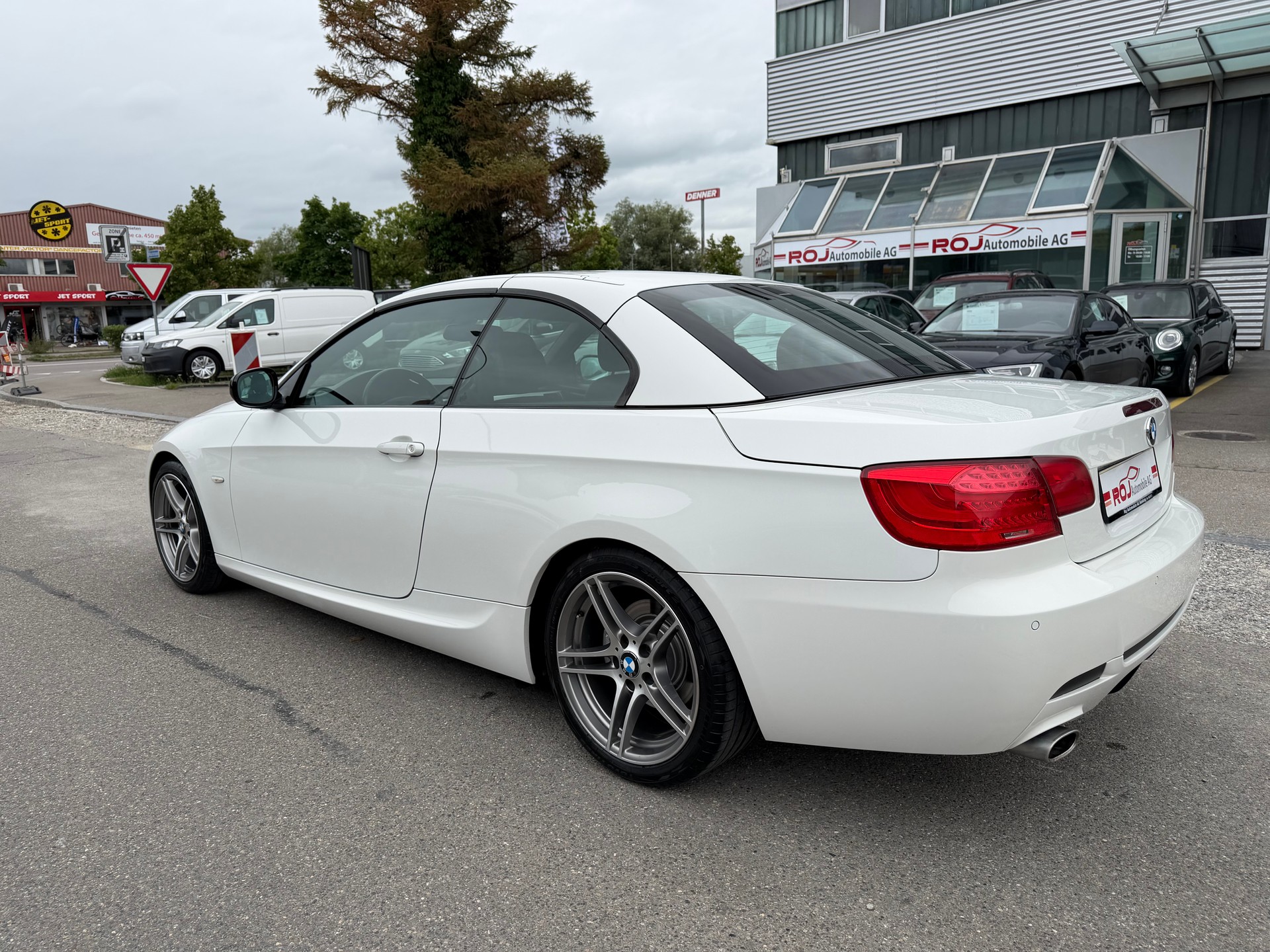 BMW 320i Cabriolet-image-6