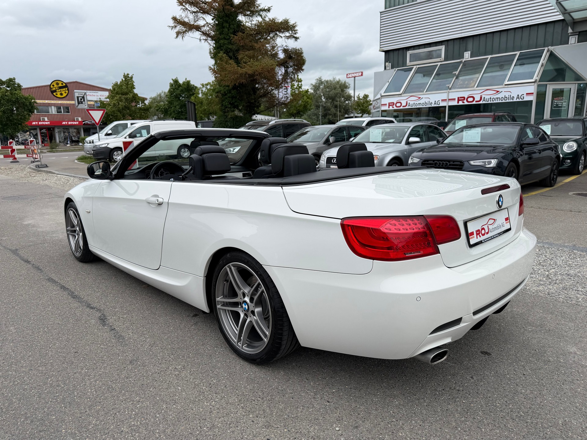 BMW 320i Cabriolet-image-10