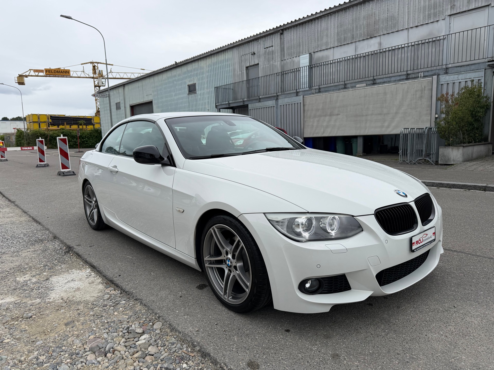 BMW 320i Cabriolet-image-3