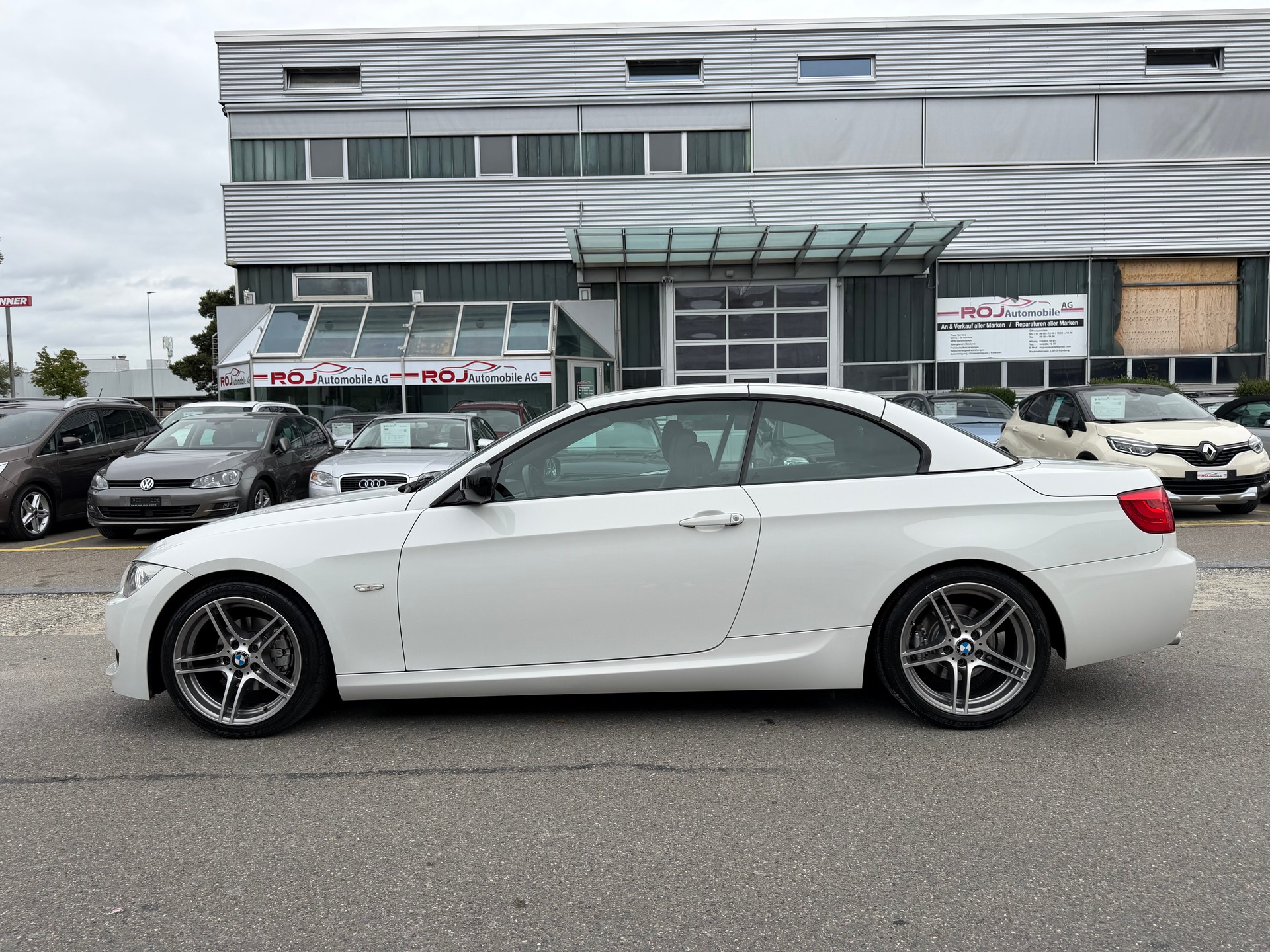 BMW 320i Cabriolet-image-0