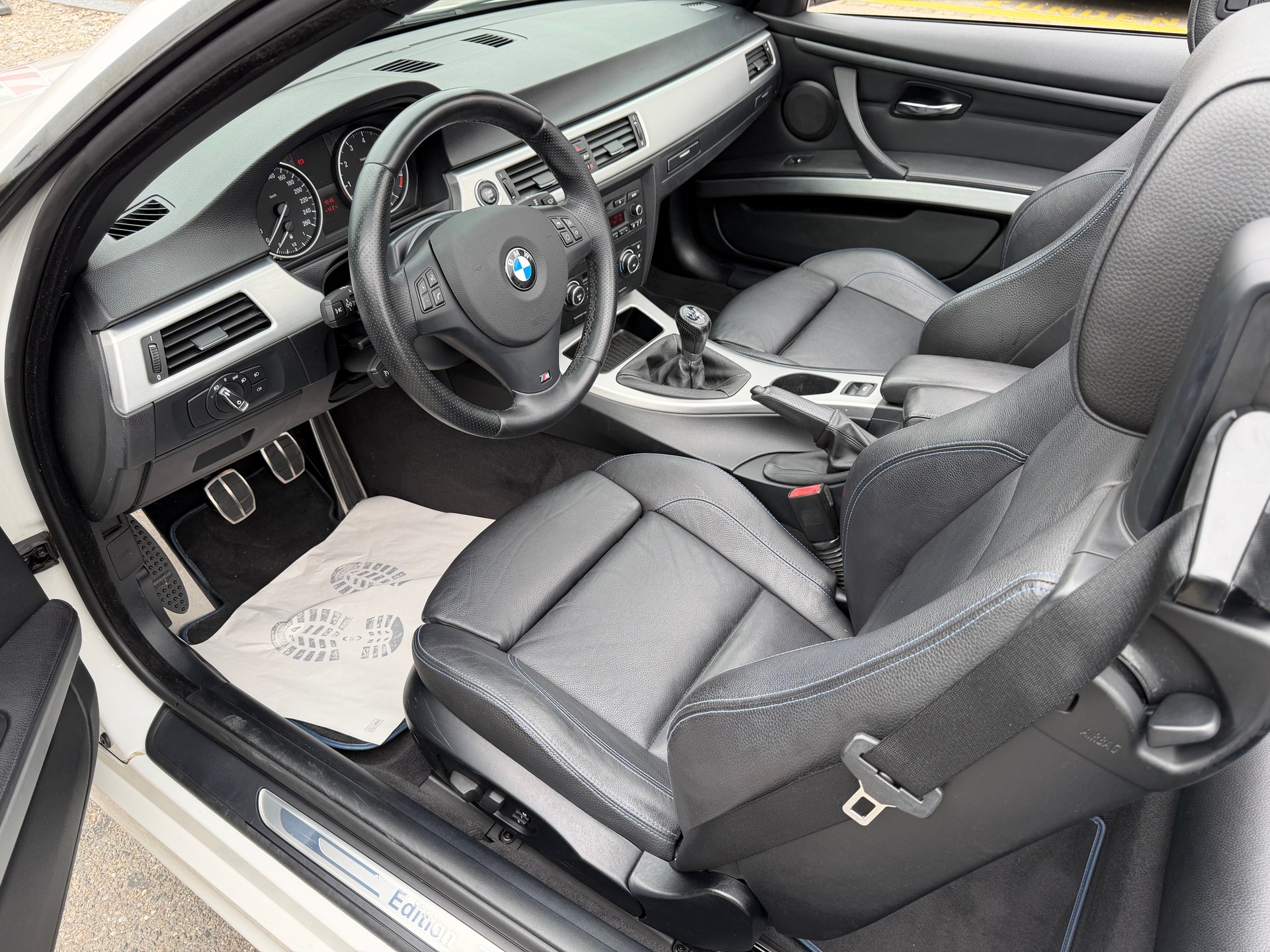 BMW 320i Cabriolet-image-12