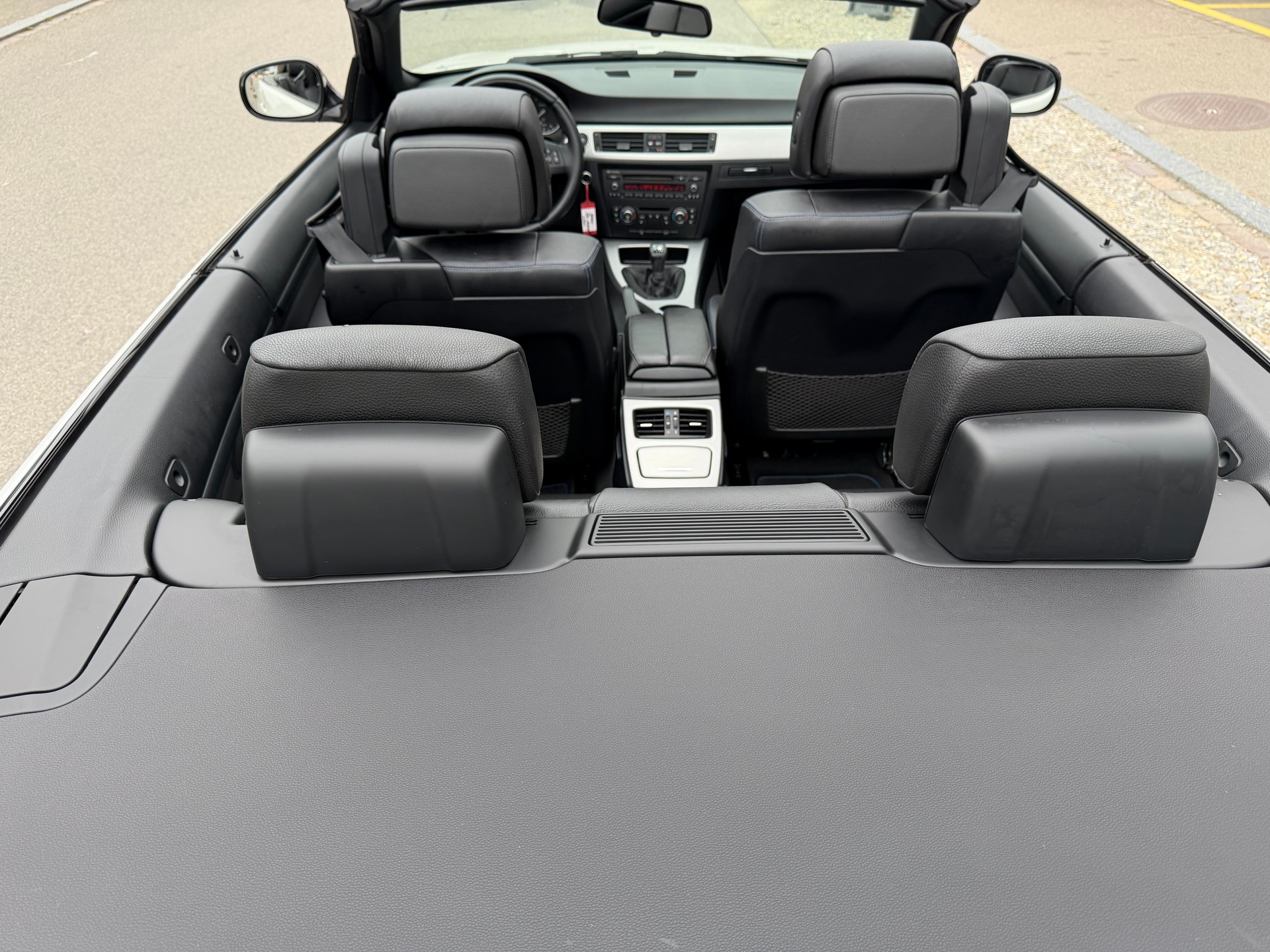 BMW 320i Cabriolet-image-15